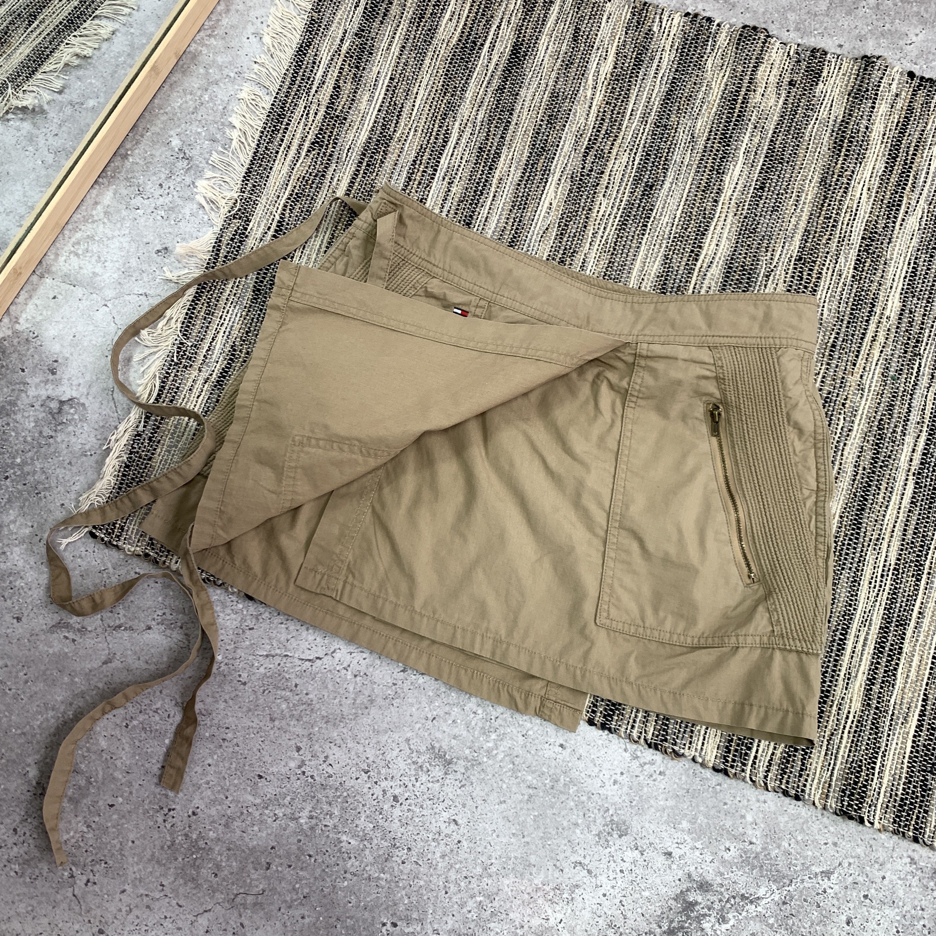 Tommy Hilfiger Vintage Tommy Hilfiger Denim Y2K Beige Women's Mini Skirt Size 27" / US 4 / IT 40 - 7 Thumbnail