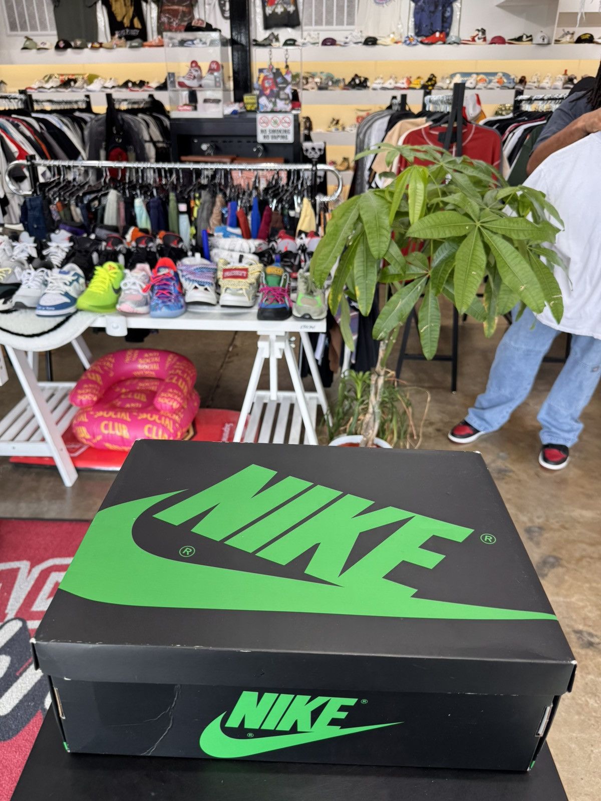 Jordan Brand Air Jordan 1 Lucky Green Size 11 (2023) Size US 11 / EU 44 - 14 Thumbnail