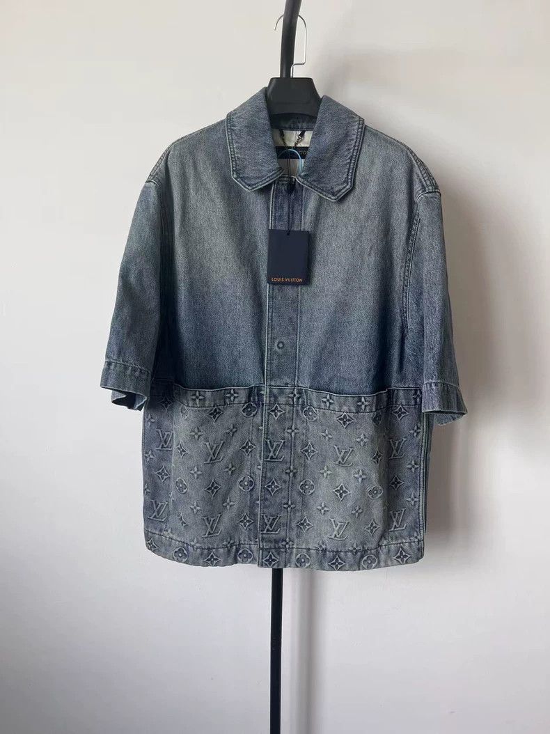 Louis Vuitton Louis Vuitton Logo Embossed Single Breasted Short Sleeve S Size US S / EU 44-46 / 1 - 1 Thumbnail
