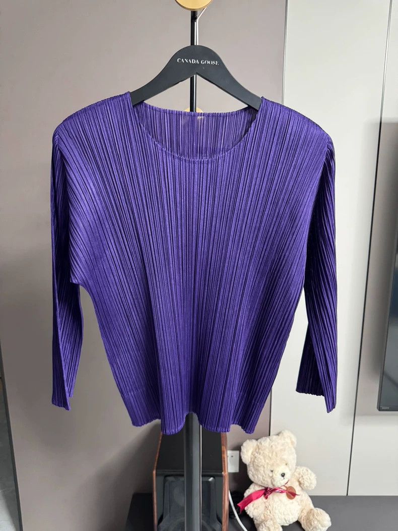 Issey Miyake size:4 Purple pleated top