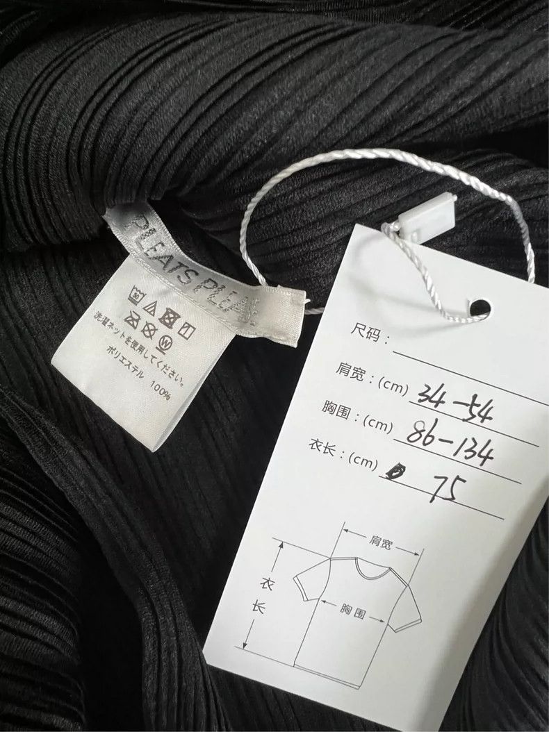 Issey Miyake Issey Miyake A mid-length black pleated button-down coat Size S / US 4 / IT 40 - 6 Thumbnail