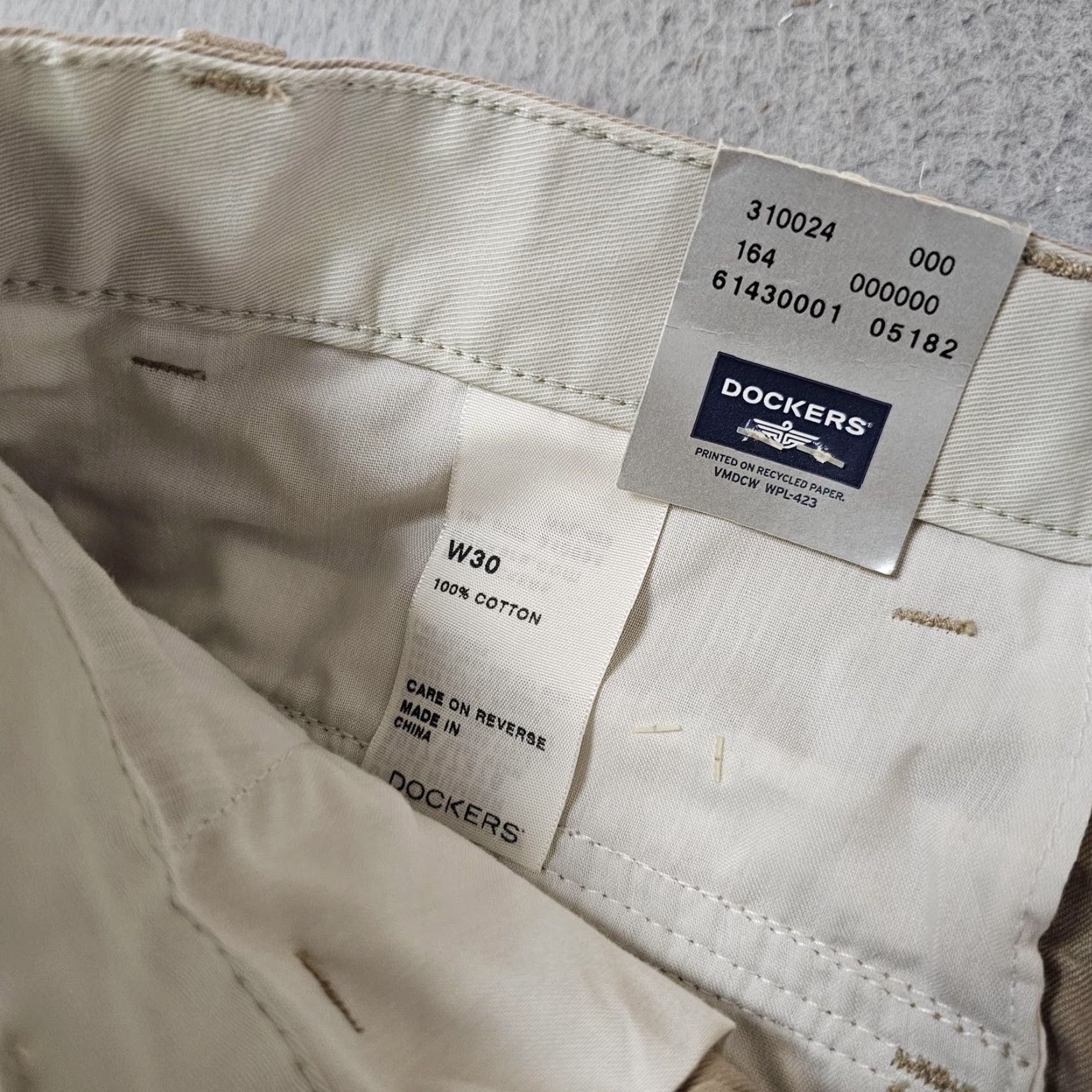 Dockers Dockers Cargo Shorts Mens 30 Beige Relaxed Fit 10 Inseam Casual Cotton Front Pocket Decorated with Dockers Logo Size US 30 / EU 46 - 3 Thumbnail