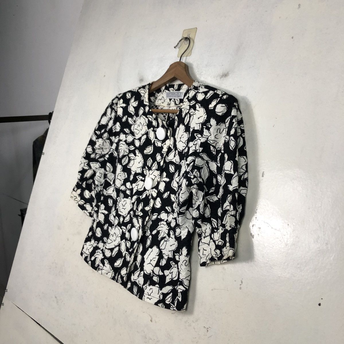 Givenchy 📌Cropped Short Sleeve Givenchy Nouvelle Boutique Paris Size M / US 6-8 / IT 42-44 - 4 Thumbnail