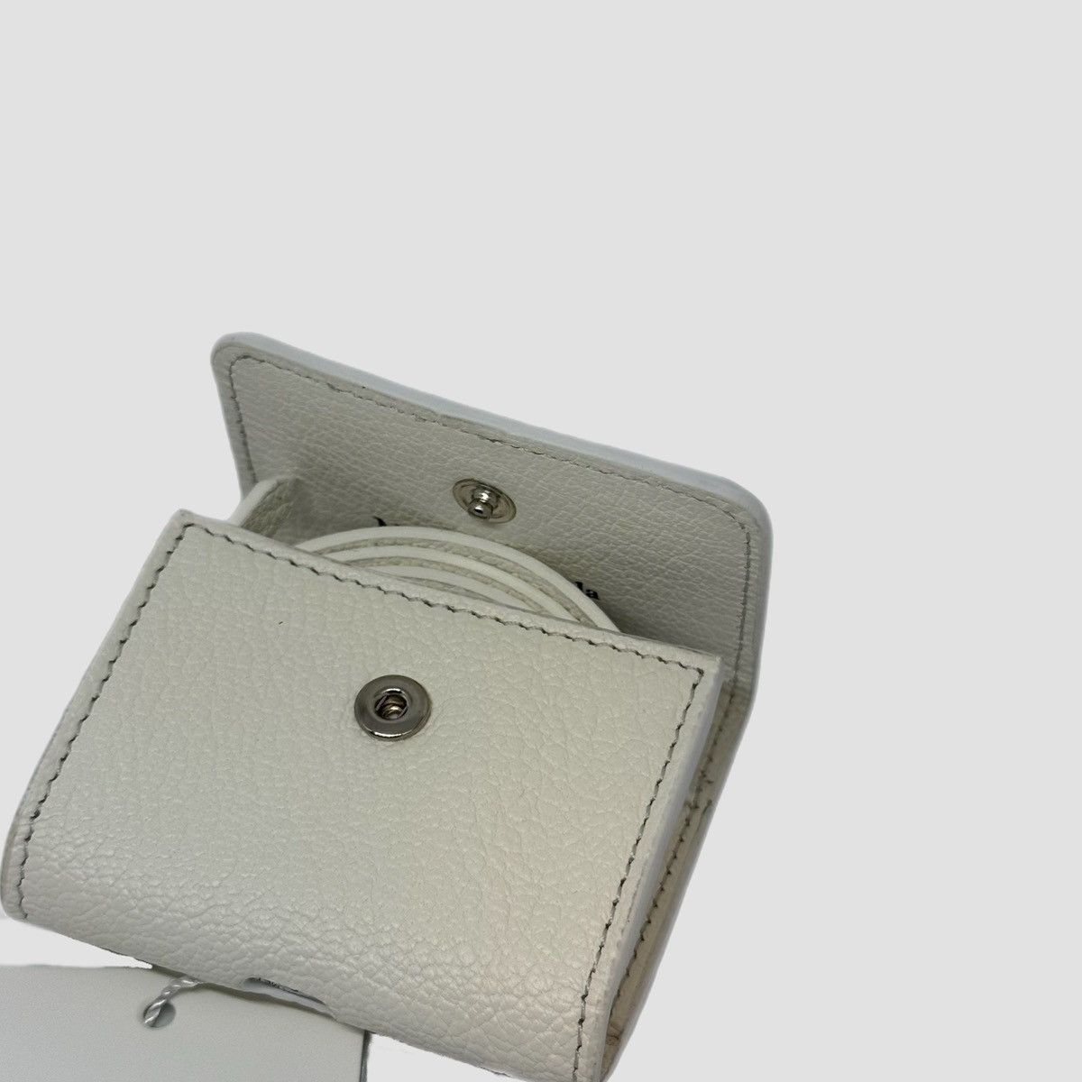 Maison Margiela Maison Margiela Strapped Airpods Pro Case White Size ONE SIZE - 11 Thumbnail