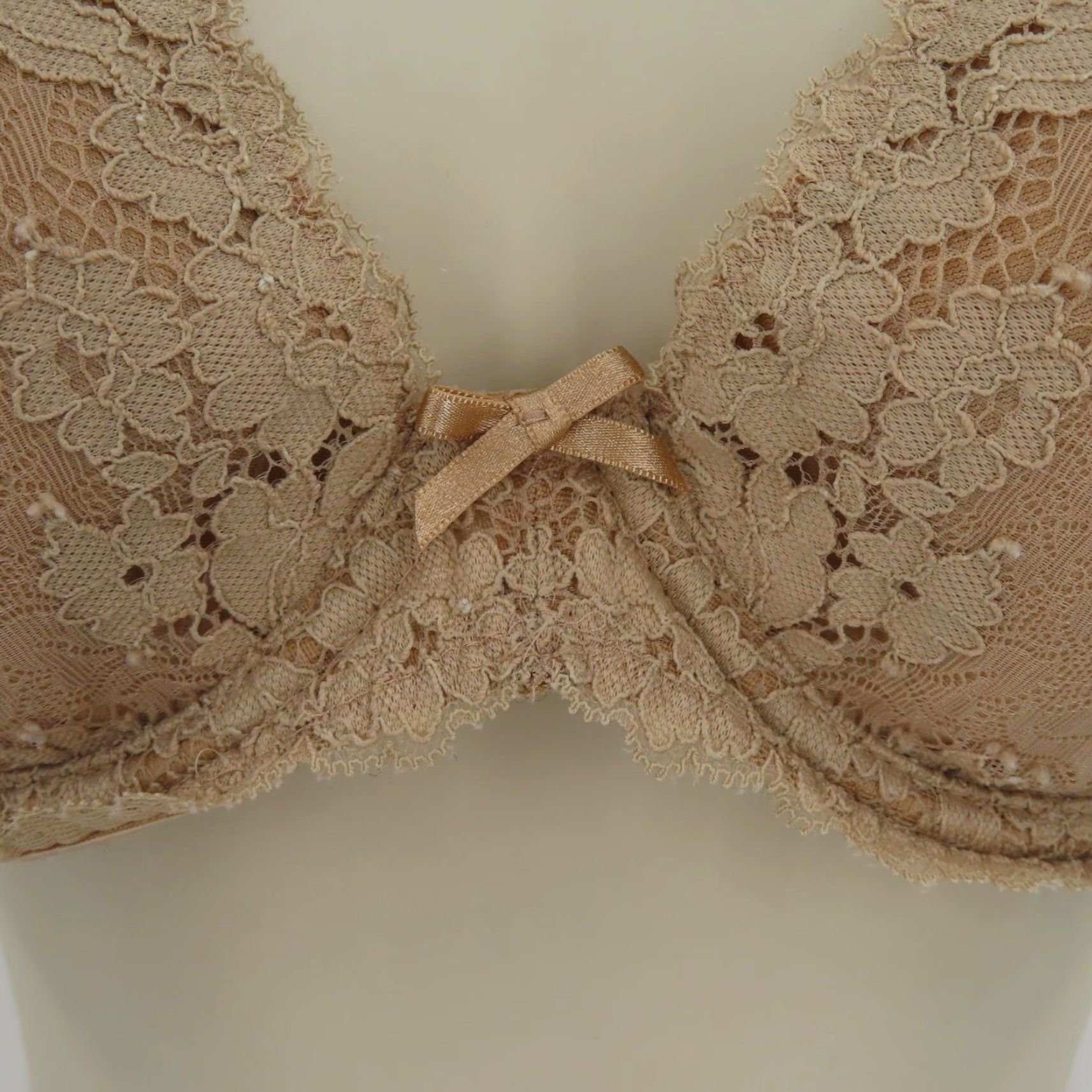 Vintage B Temptd Wacoal 36B Insta Ready Plunge Bra 953229 Beige Lace Underwire Solid Beige Opaque T-Shirt Bra Womens Size ONE SIZE - 4 Thumbnail
