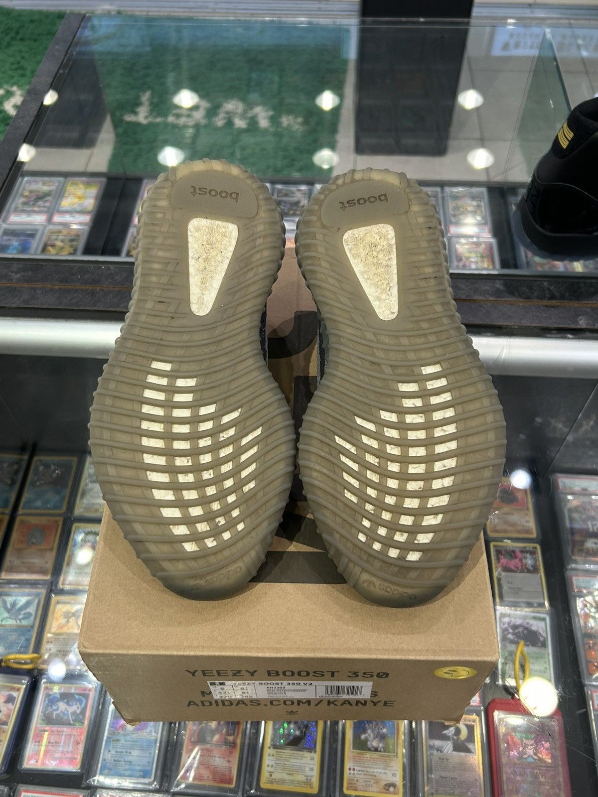 Yeezy Yeezy 350 Beluga 2.0 Size US 9 / EU 42 - 10 Thumbnail
