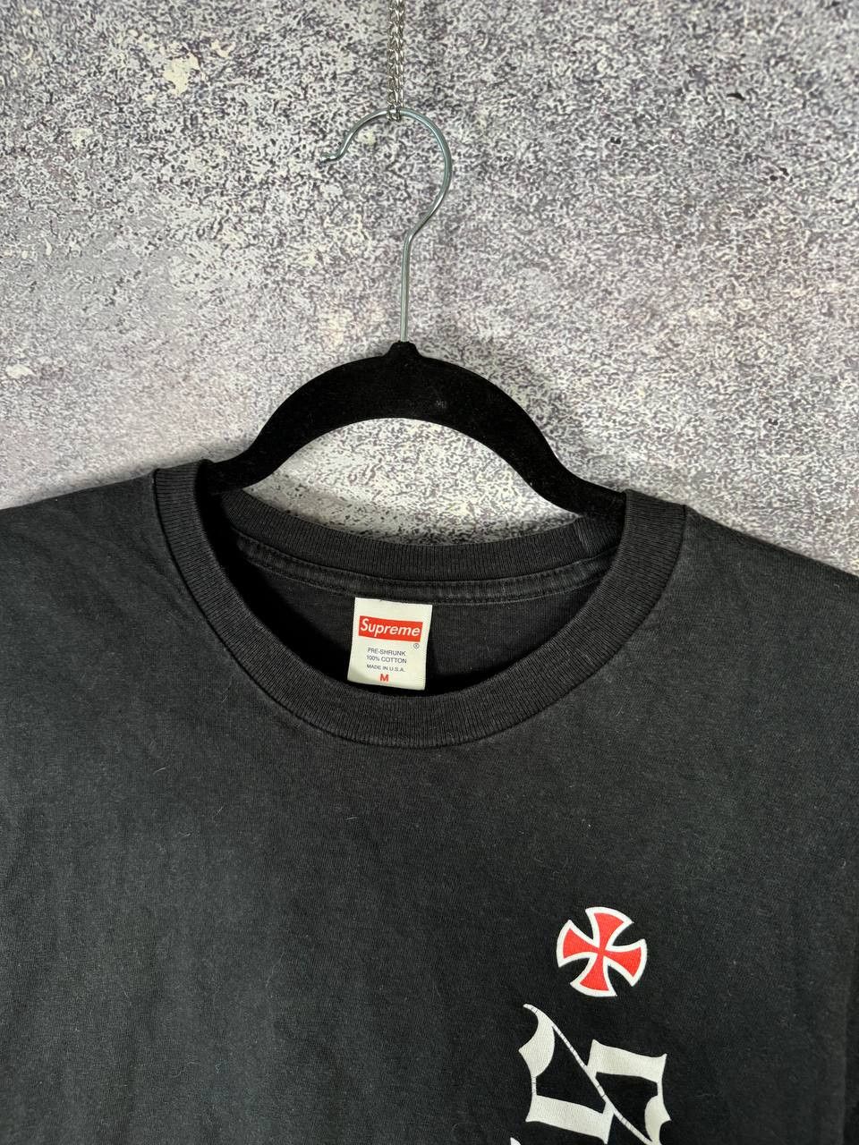 Independent Truck Co. × Supreme T-Shirt FW17 Supreme x Independent Old English Nera Taglia Size US M / EU 48-50 / 2 - 9 Thumbnail