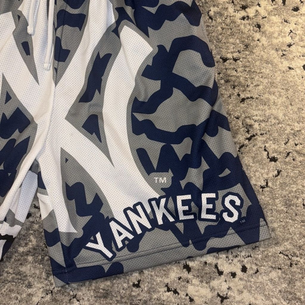 Mitchell & Ness New York Yankees Mitchell & Ness Short Sz Medium 8' Inseam Size US 32 / EU 48 - 2 Thumbnail