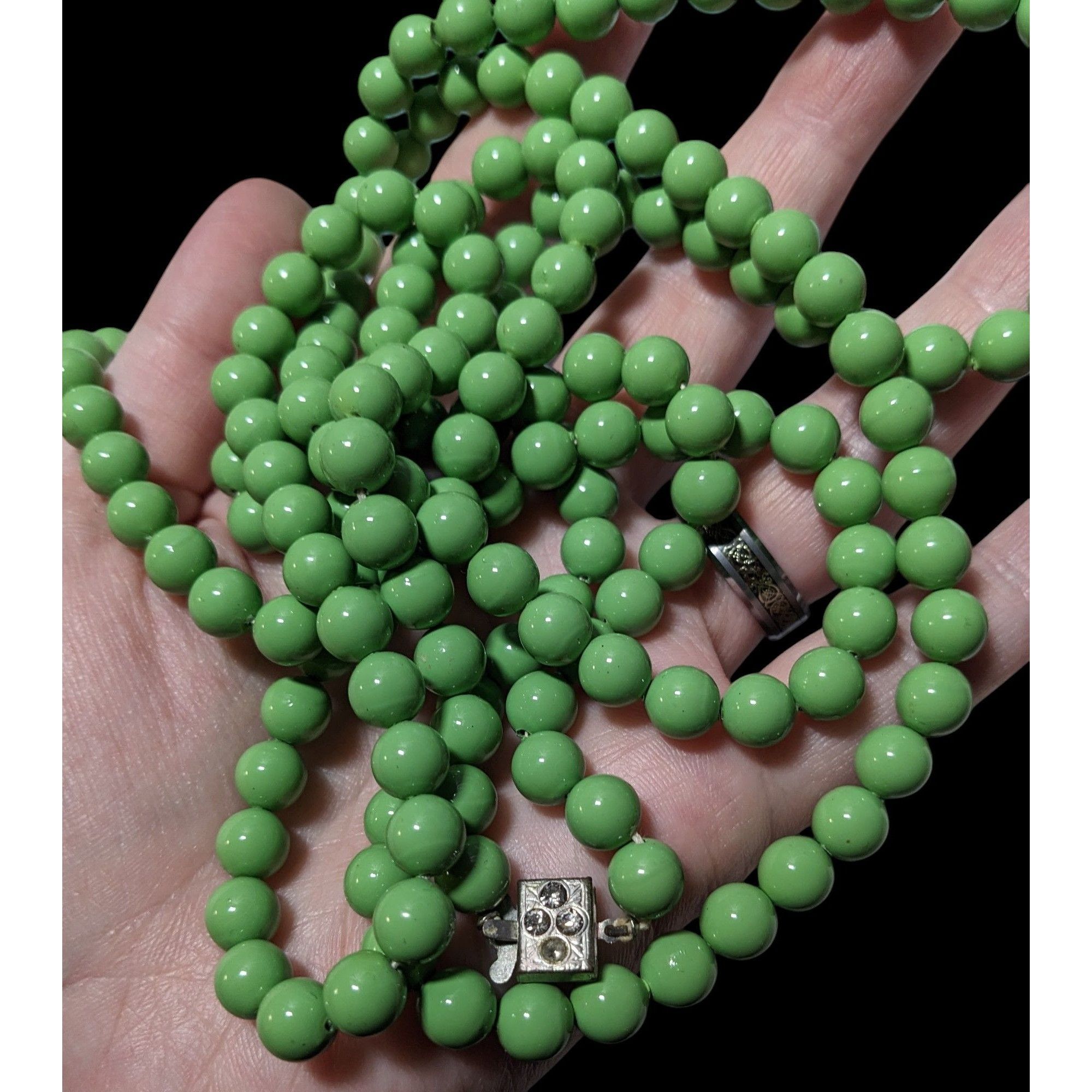 Other Vintage Pea Green Lightweight Beaded Opera Necklace Size ONE SIZE - 6 Thumbnail