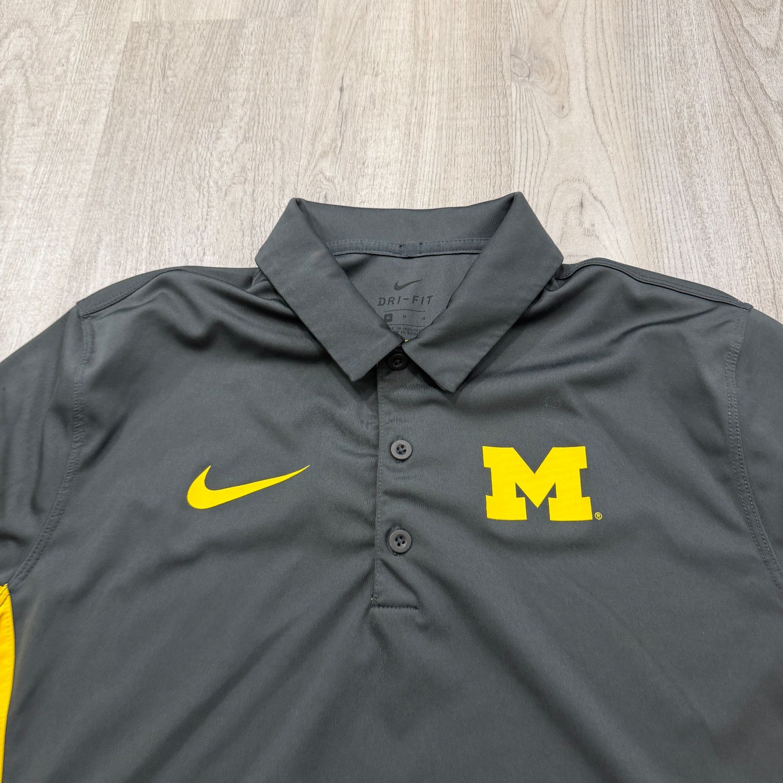 Nike Nike Michigan Wolverines Polo Shirt Mens Medium Gray Yellow Size US M / EU 48-50 / 2 - 3 Thumbnail