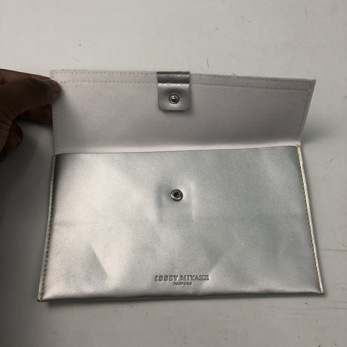 Issey Miyake × Pleats Please Issey Miyake ISSEY MIYAKE PARFUMS POUCH WALLET Size ONE SIZE - 5 Thumbnail