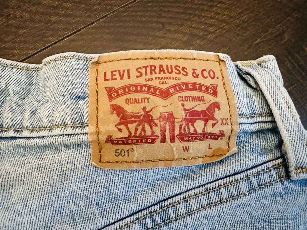 Levi's Levi’s 501 Distressed Women’s Light Wash Button Fly-Size 26 Size 26" / US 2 / IT 38 - 10 Thumbnail