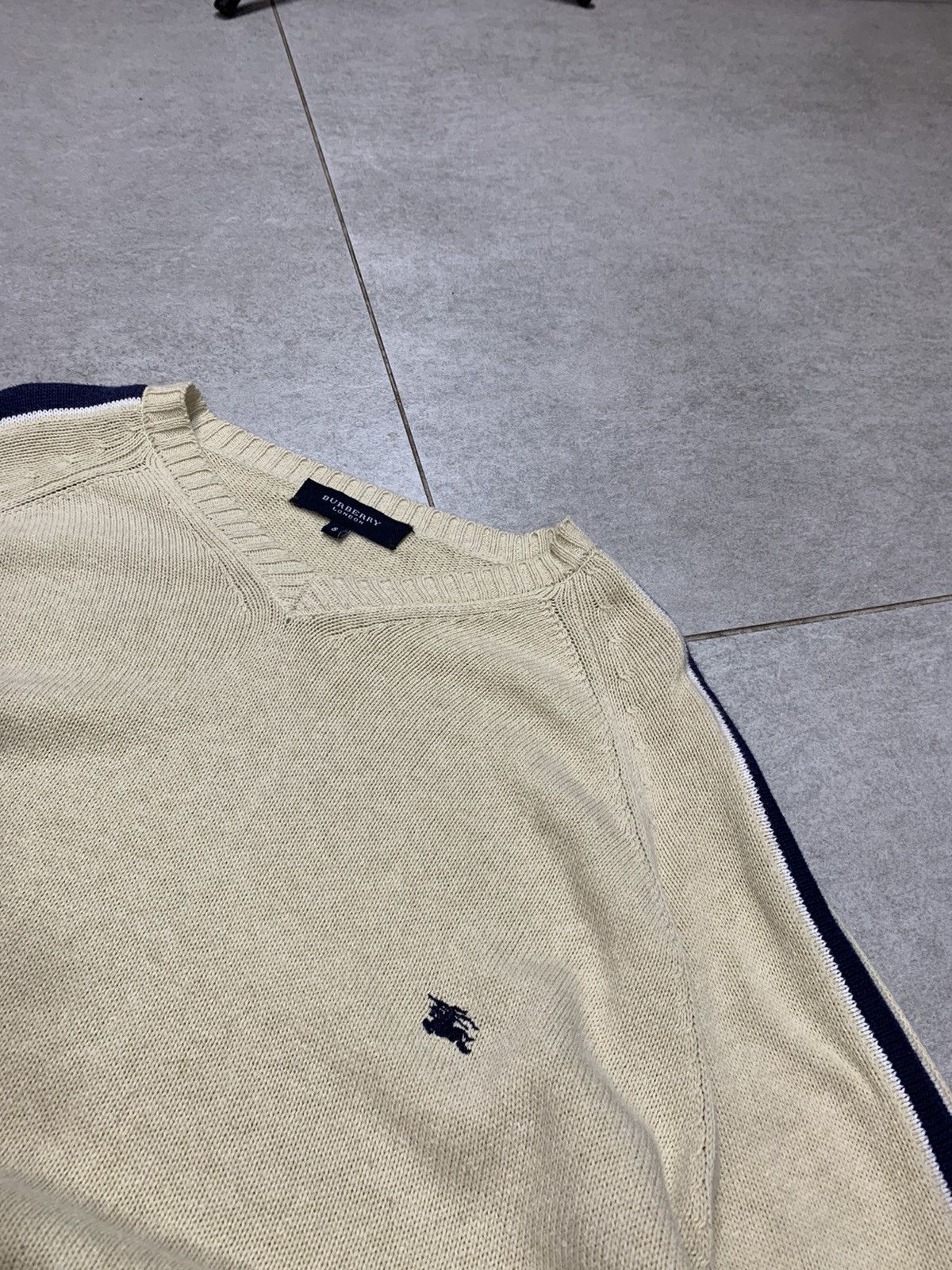 Burberry Y2k Vintage 00s Burberry beige / navy striped V-neck sweater Size US XL / EU 56 / 4 - 2 Thumbnail