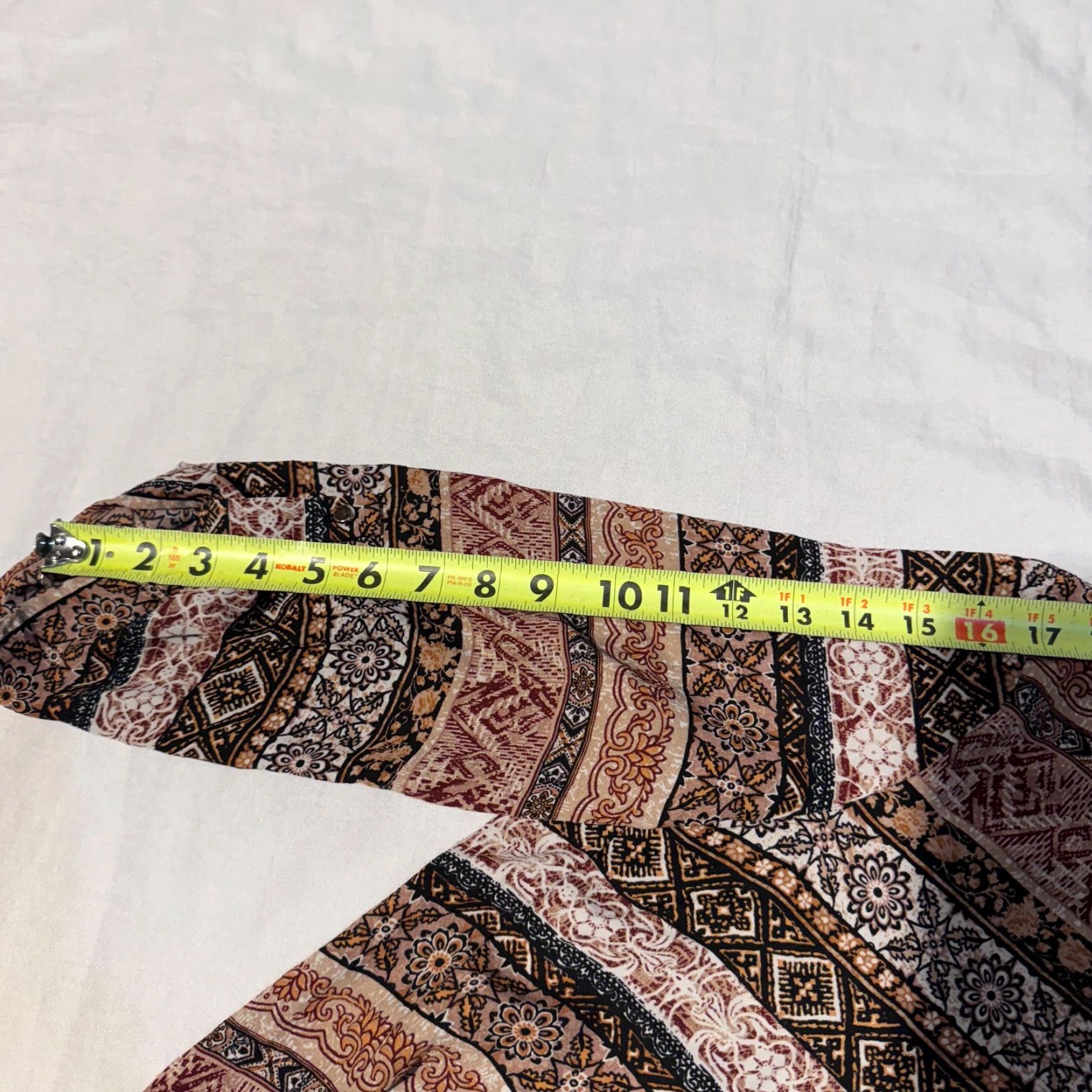 Forever 21 FOREVER 21 Women's M Brown Paisley Roll Tab Sleeve Top Flowy Blouse Open V Back Shirt Women M Brown Paisley Roll Tab Sleeve Top Size M / US 6-8 / IT 42-44 - 5 Thumbnail