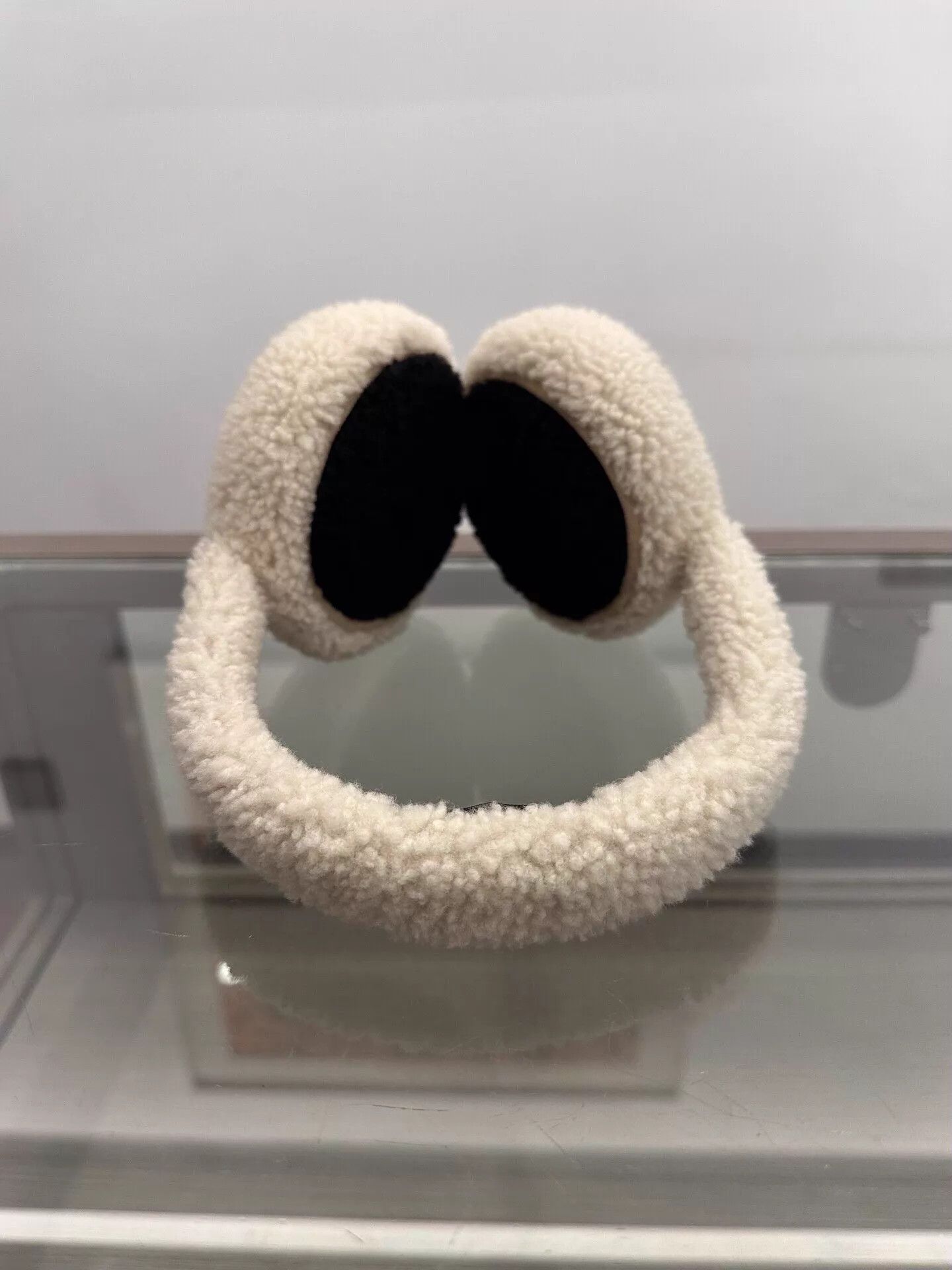 Chanel Chanel White Shearling Earmuffs w/ Black CC Logo 22cm Size ONE SIZE - 4 Thumbnail