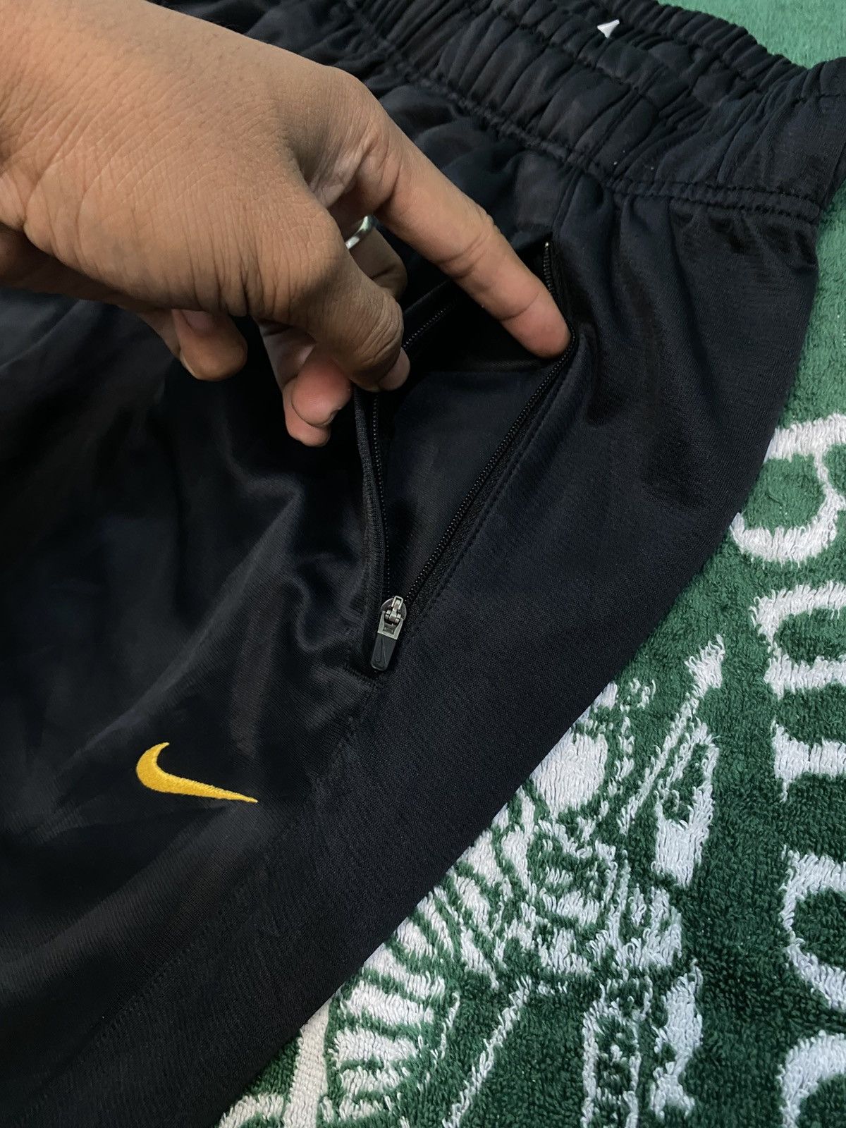 Nike 💥 VINTAGE NIKE BAGGY 90S WIDE LEG SWOOSH TRACK PANTS Y2K Size US 34 / EU 50 - 6 Thumbnail