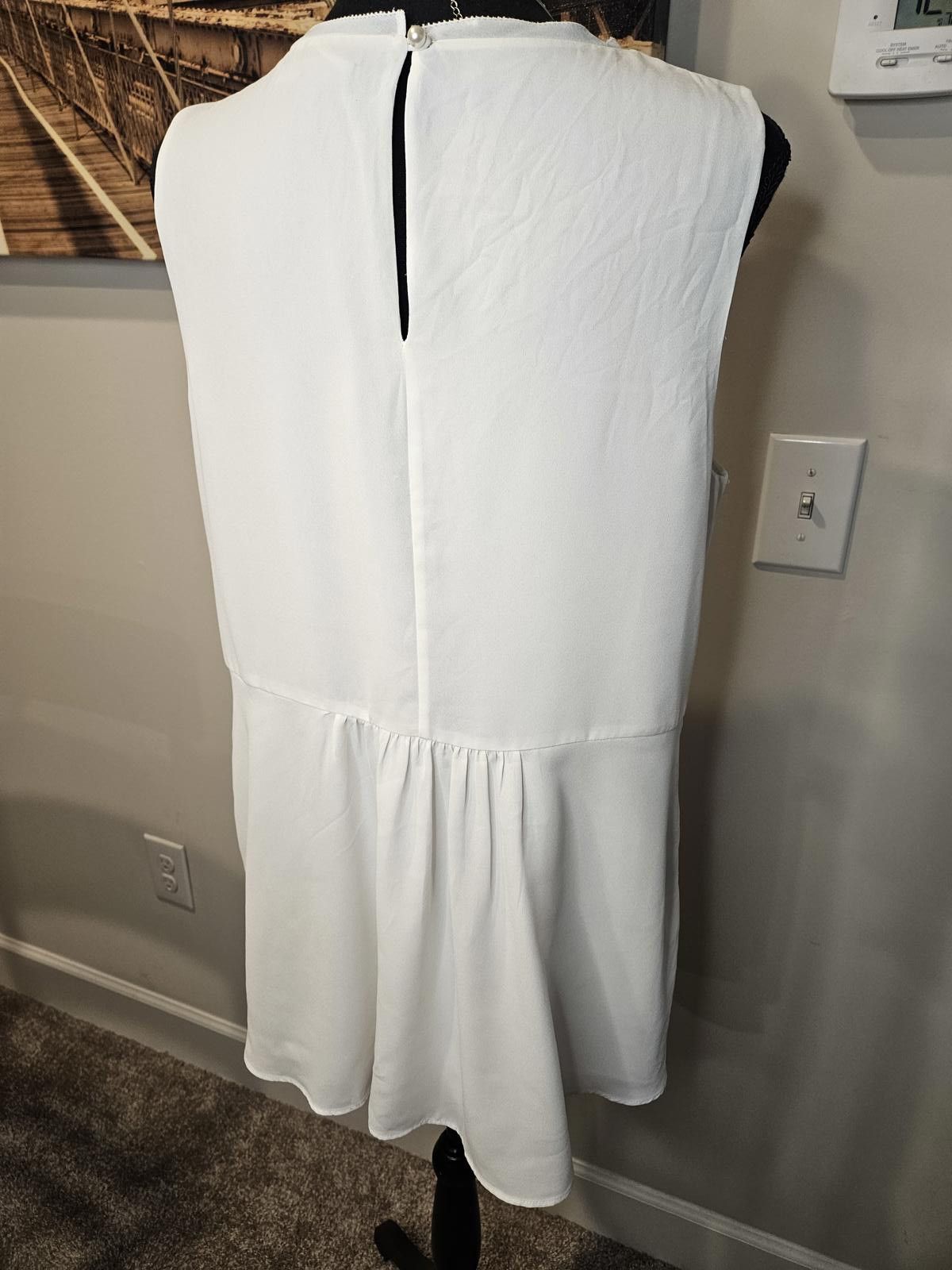 Designer WHBM White Floral Embroidered and Beaded Tunic Top Size L / US 10 / IT 46 - 3 Thumbnail