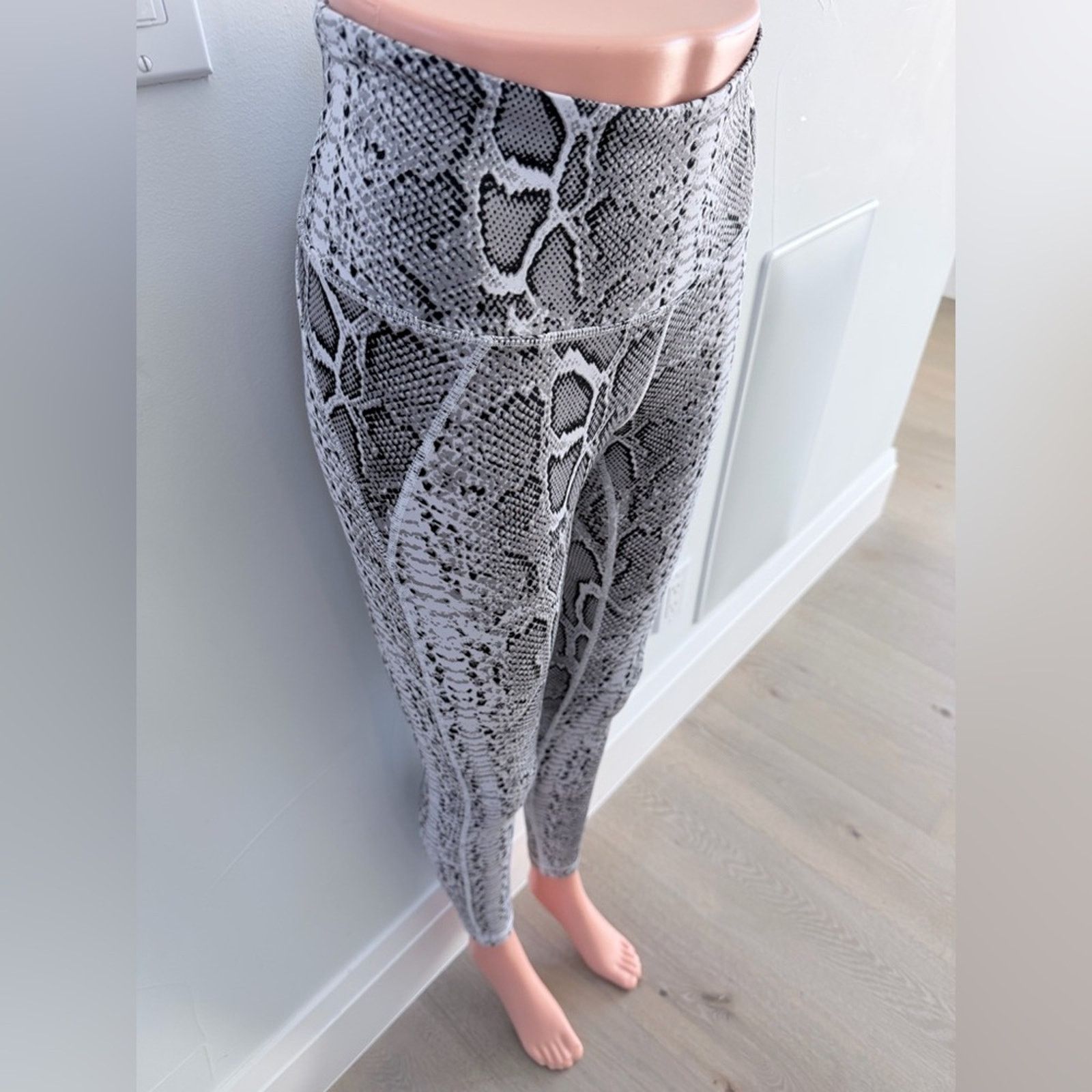 Other Snakeskin Print Leggings Yoga Gym Workout Pilates size S/M Size 26" / US 2 / IT 38 - 2 Thumbnail