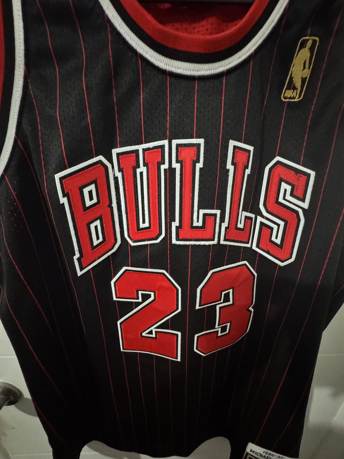 Mitchell & Ness Michael Jordan Bulls Jersey #23 (1996-97) Size US XL / EU 56 / 4 - 6 Thumbnail