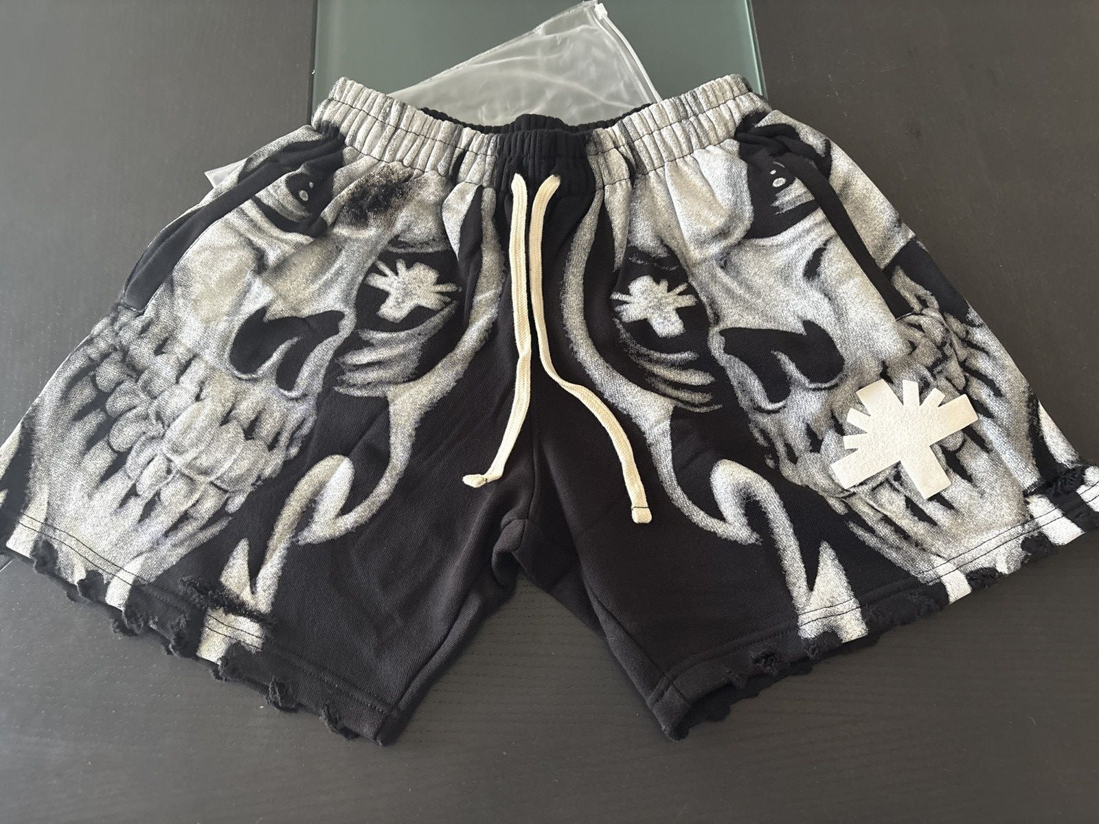 Vertabrae Vertabrea skull shorts Size US 30 / EU 46 - 1 Thumbnail