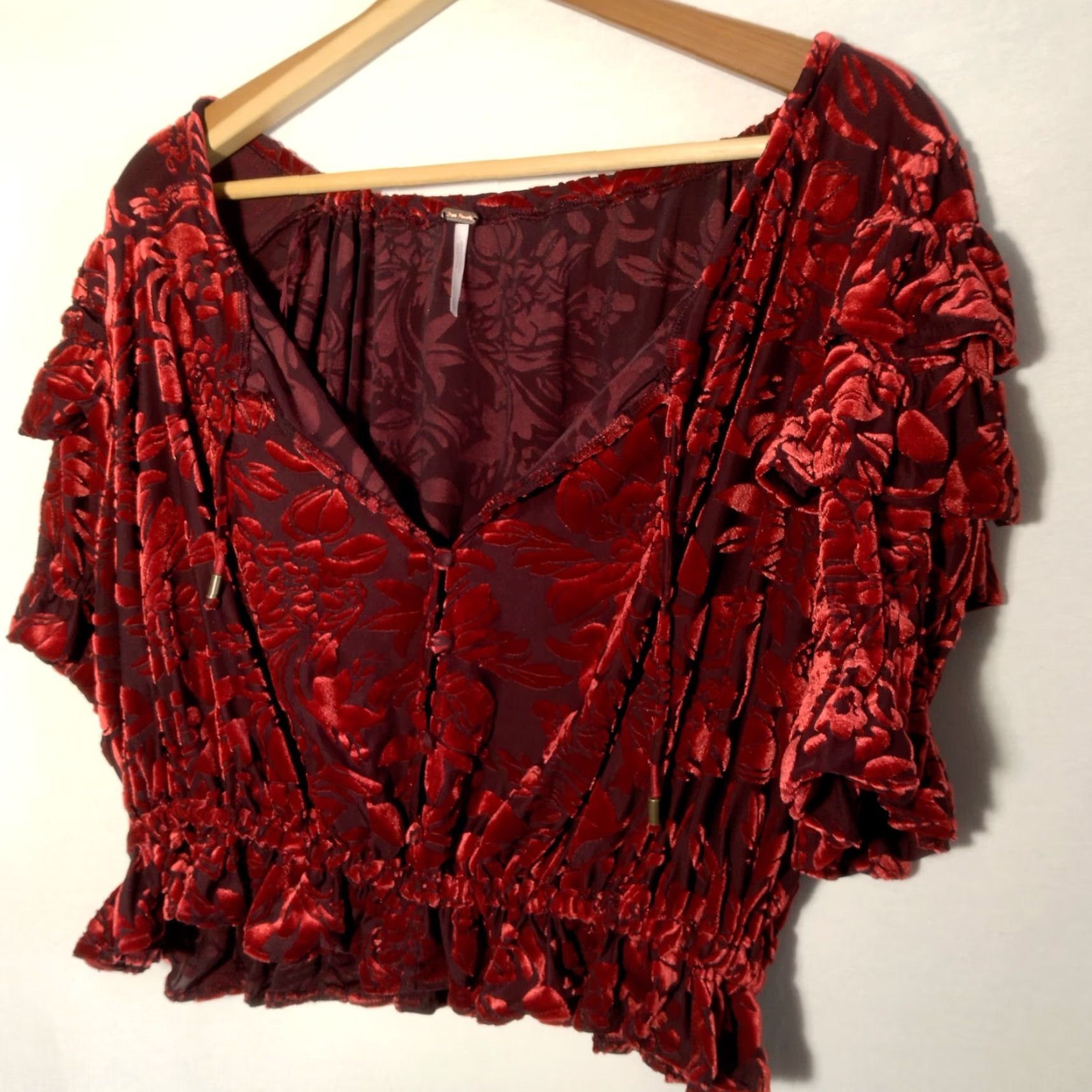Free People Free People Velveteen Dream Shirt S Red Floral Velour Crop Peasant Ruffle V Neck Size S / US 4 / IT 40 - 4 Thumbnail