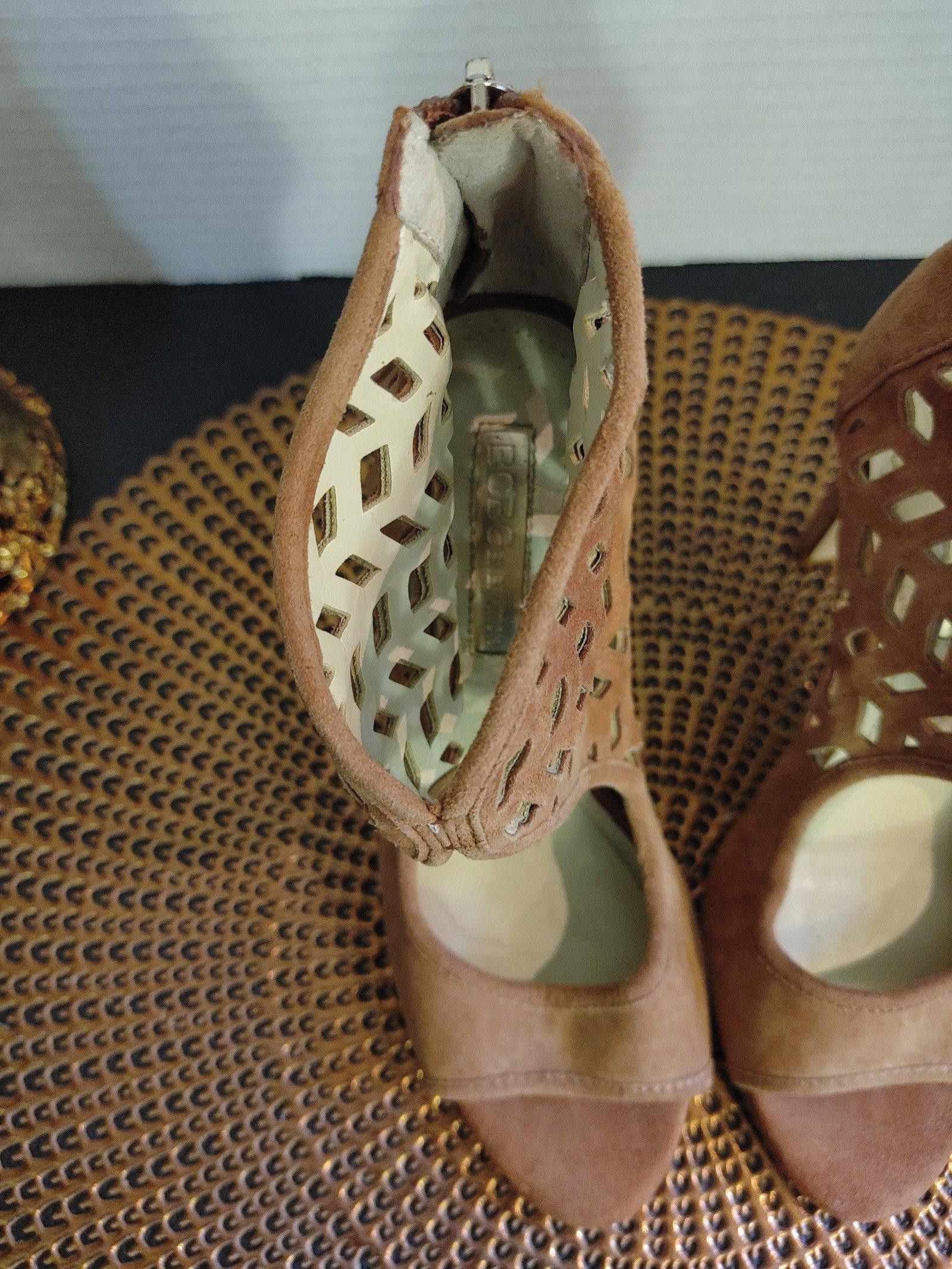 Designer BCBG Camdynn Suede Heels Size 4M Size US 7.5 / IT 37.5 - 8 Thumbnail