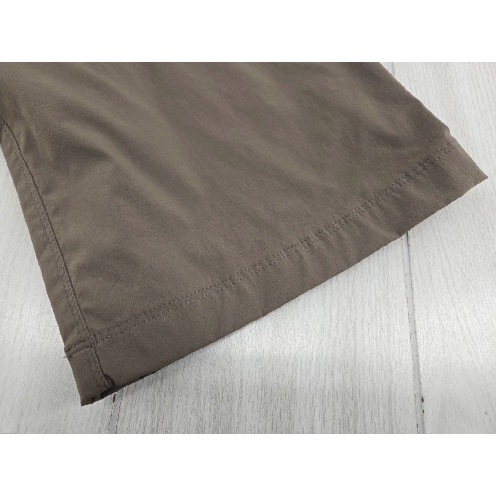 Vintage VINTAGE LL Bean Pants Mens 42x32 Gray/Brown Nylon Blend Cargo Pant Regular Men 42 Gray Cargo Pocket Leather? Size US 42 / EU 58 - 2 Thumbnail