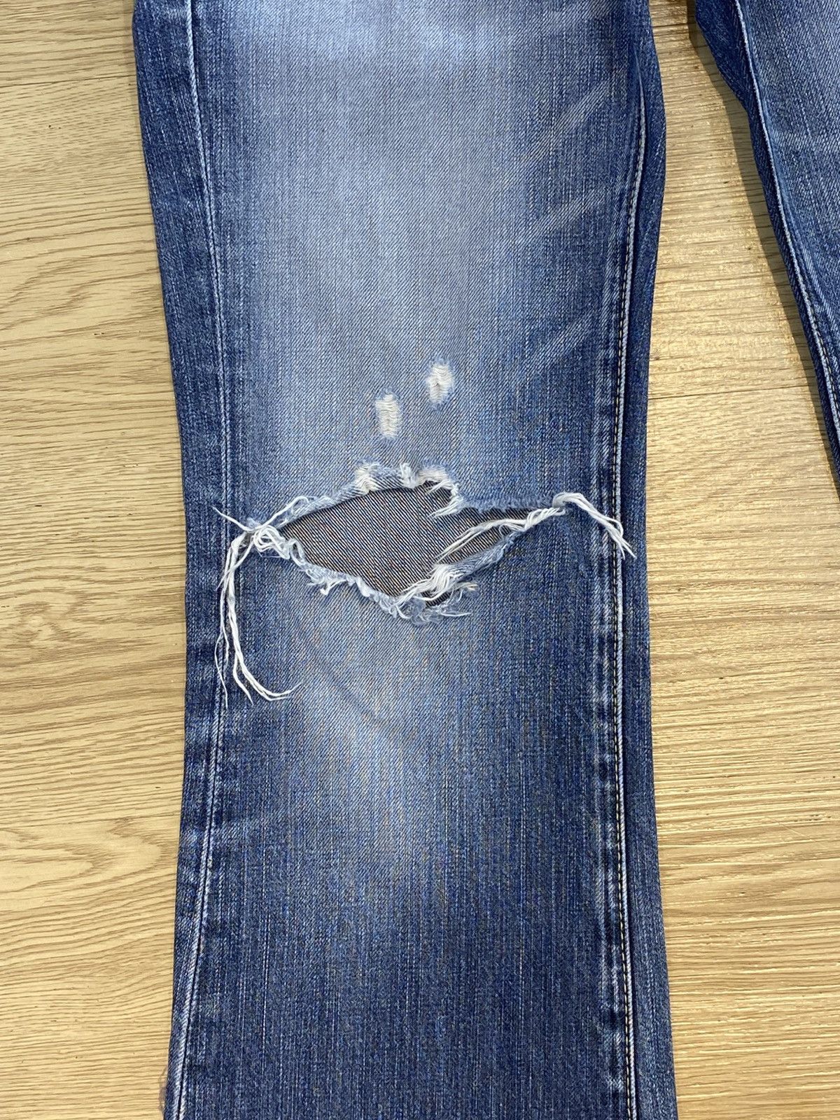 Levi's Levi’s Vintage Whiskers Blue Wash Ripped Flare Jeans Size US 30 / EU 46 - 17 Thumbnail