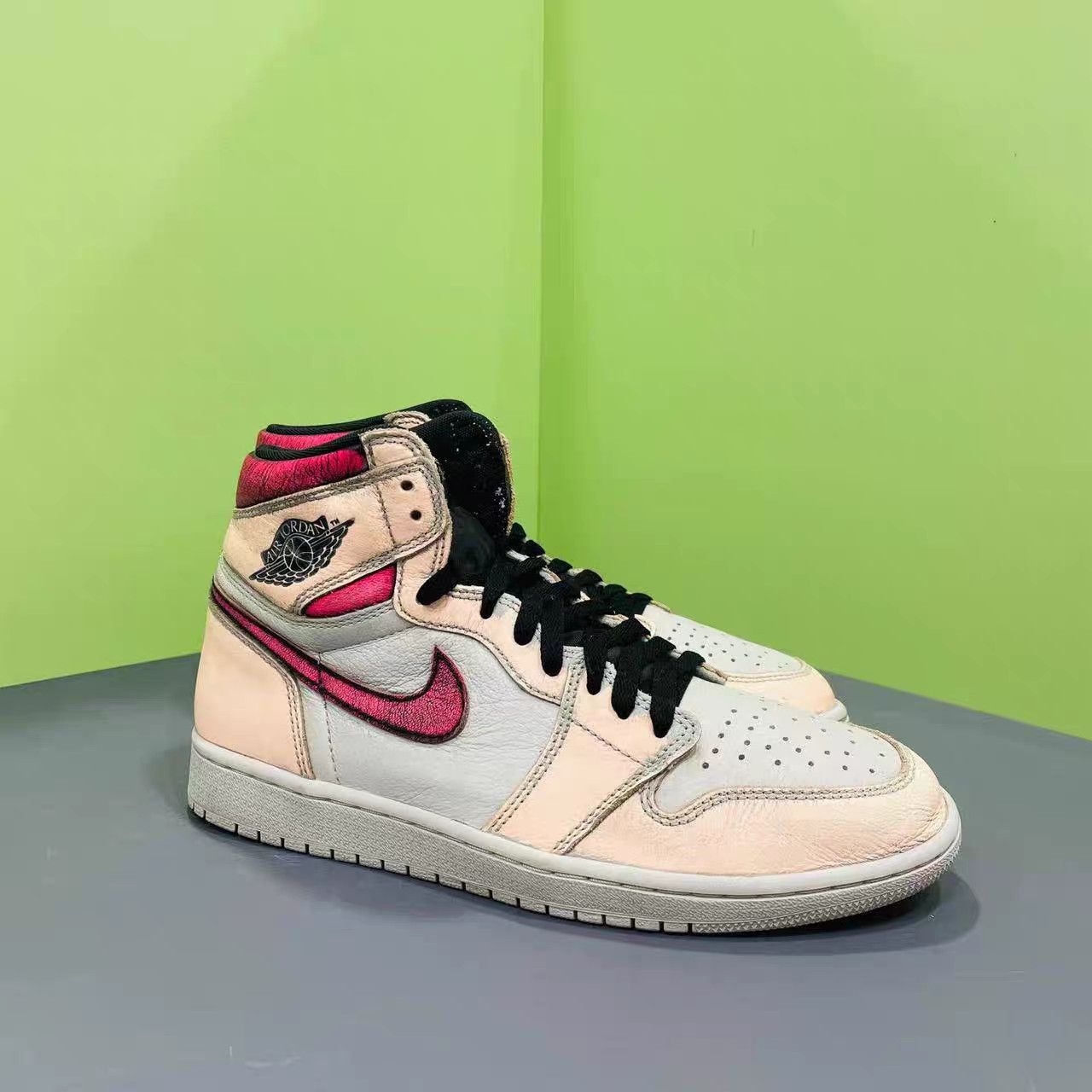 Jordan Brand Air Jordan 1 Retro High "White/Pink Scratch" K15 Size US 10 / EU 43 - 1 Thumbnail