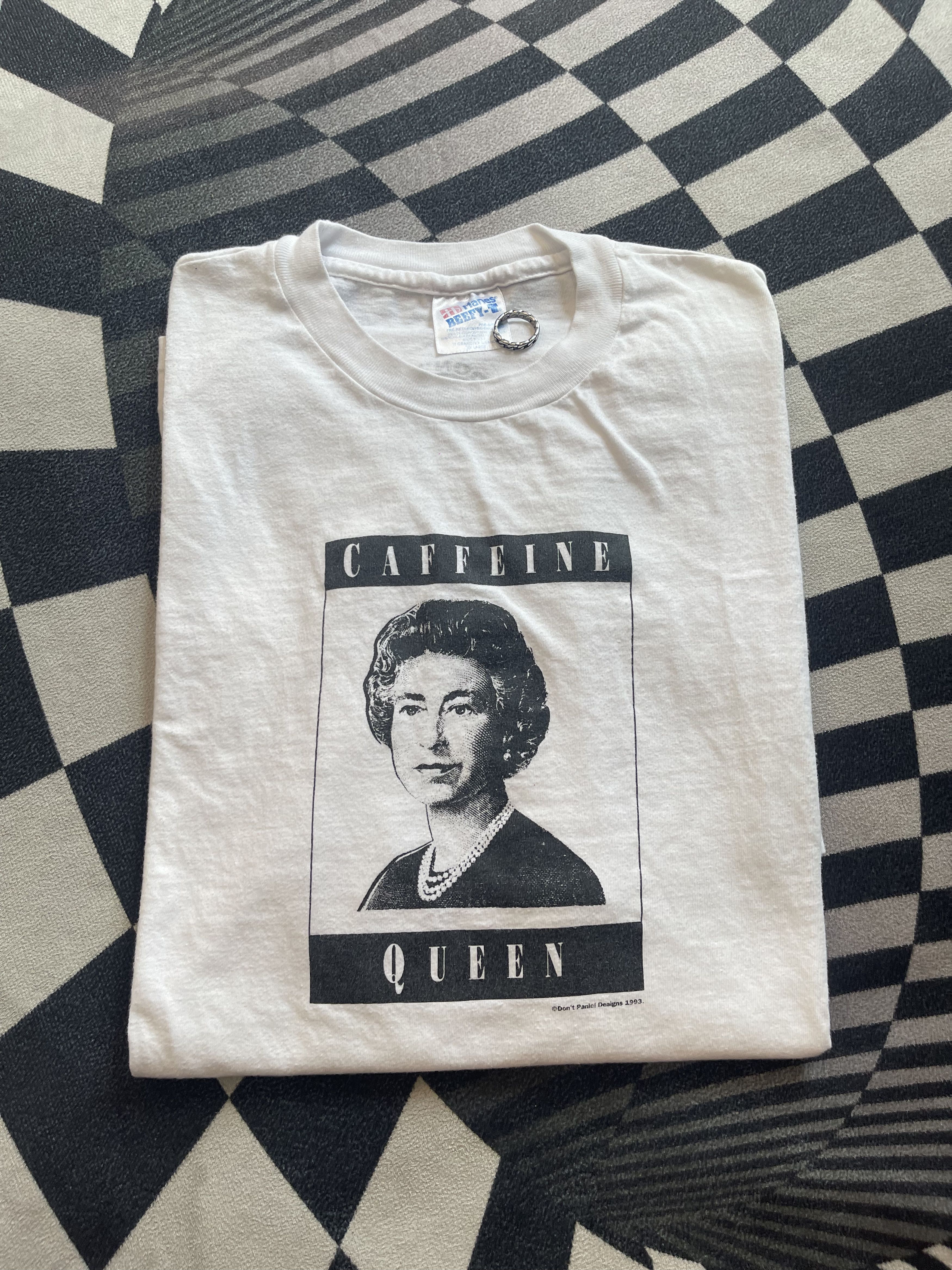 Arts & Science VTG 1993 Caffeine Queen Queen Elizabeth II Don't Panic Tee Size US XXL / EU 58 / 5 - 1 Thumbnail