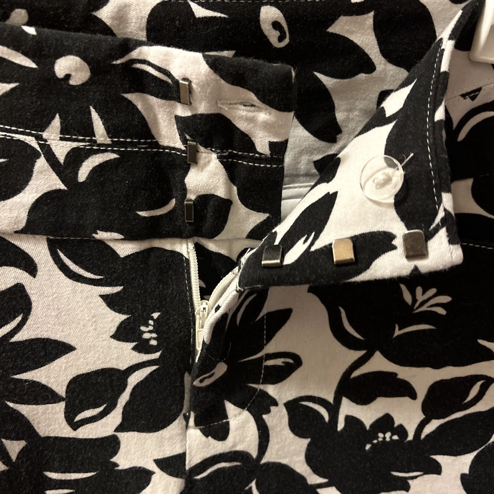 Vintage VINTAGE ELLE Women Capri Pants Size 2 Straight Leg Floral Pattern White Black Stretch Summer Fall Winter Size 26" / US 2 / IT 38 - 4 Thumbnail