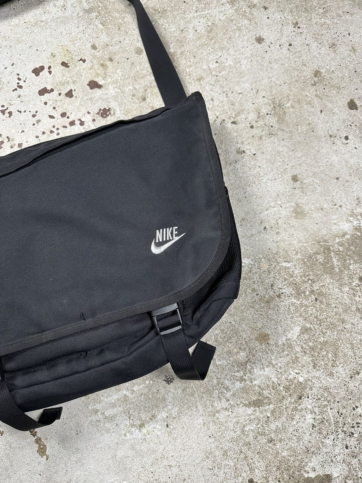 Nike ‼️ Vintage y2k Nike Black Messenger Bag Swoosh Size ONE SIZE - 2 Thumbnail