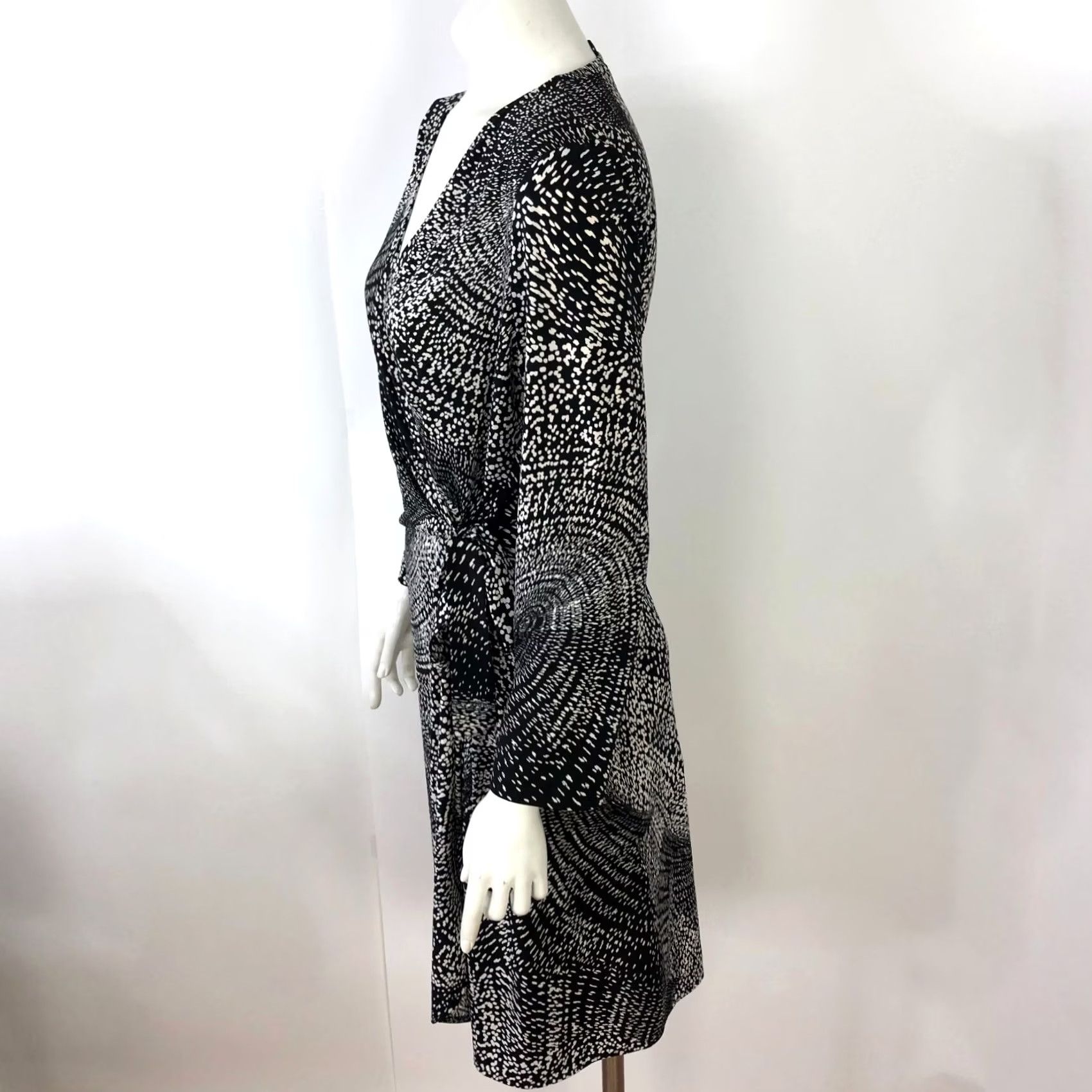 Bcbgmaxazria BCBGMAXAZRIA Dress V-Neck Faux Wrap Knee Length Black Ivory Womens L Sleeve Pullover Pattern All Over Print Casual Party/Cocktail Size L / US 10 / IT 46 - 4 Thumbnail