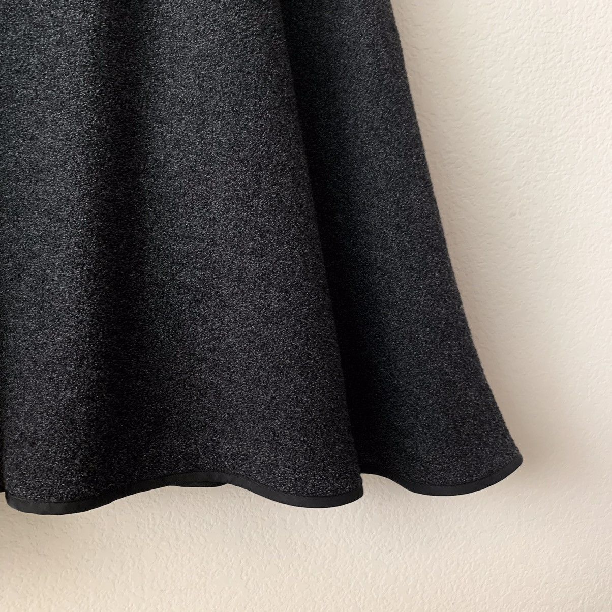 Louis Vuitton Louis Vuitton wool blend flare skirt Size 27" / US 4 / IT 40 - 19 Thumbnail