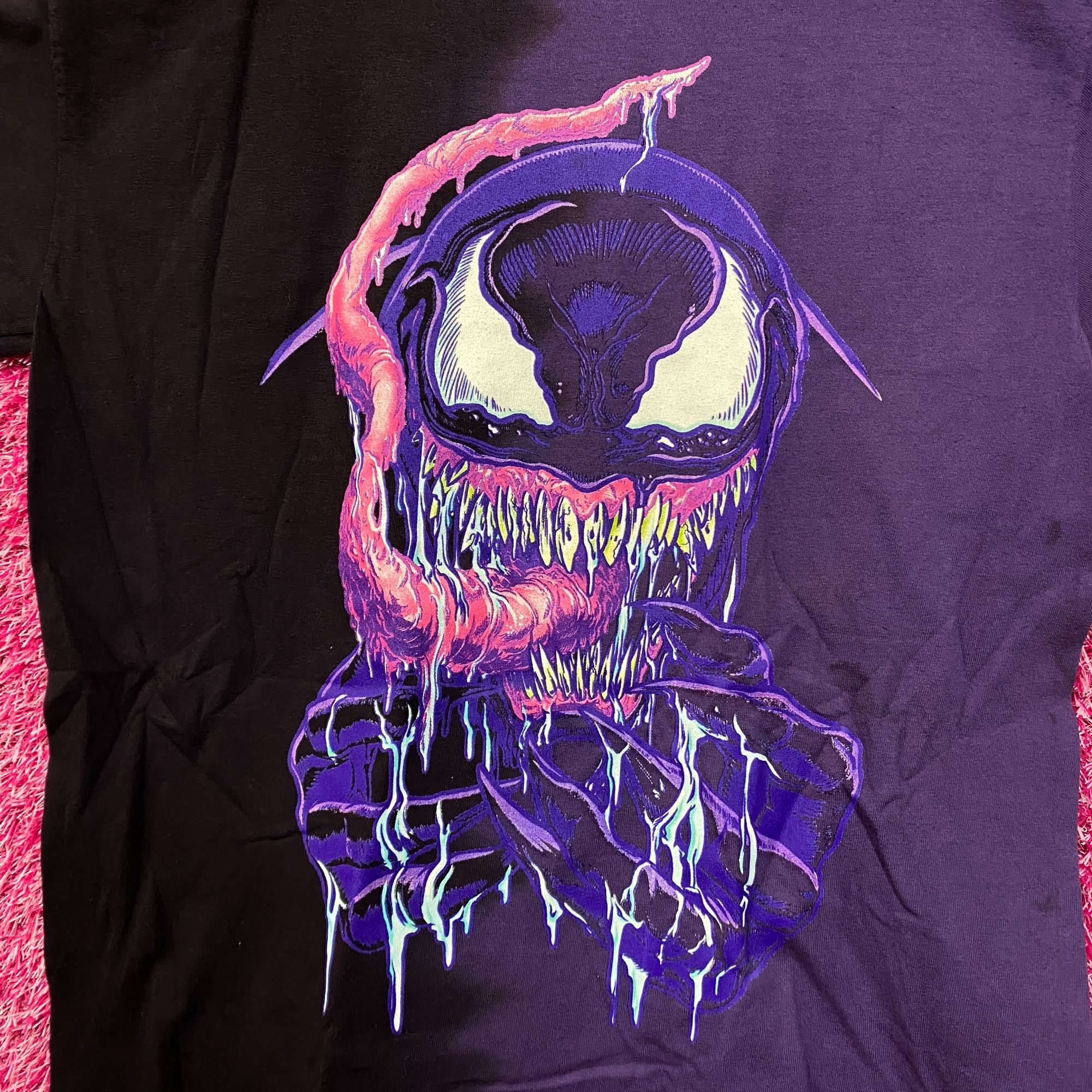 Marvel Comics Venom purple/black split dye Tshirt size medium Size US M / EU 48-50 / 2 - 2 Thumbnail
