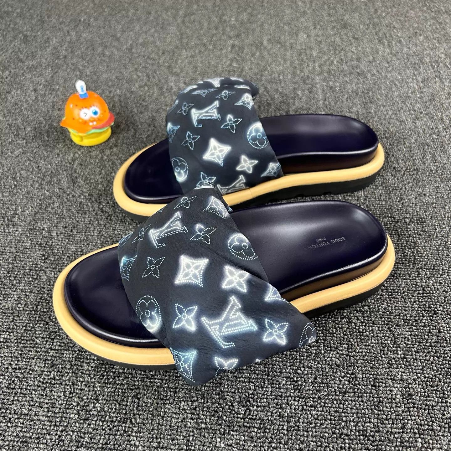 Louis Vuitton Louis Vuitton Collab Monogram Slippers EUR37 HB6805 Size US 6.5 / IT 36.5 - 1 Thumbnail