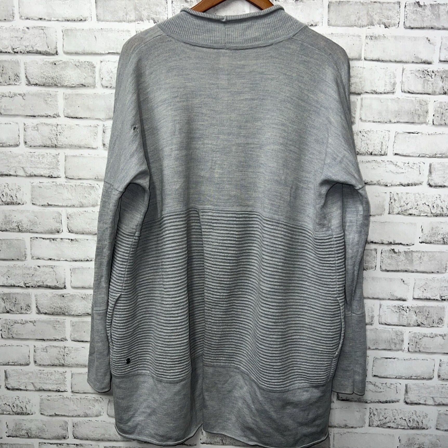 Lululemon VINTAGE Lululemon Sweater Women's Size 10 Wool Blend Gray Open Fit Size L / US 10 / IT 46 - 4 Thumbnail