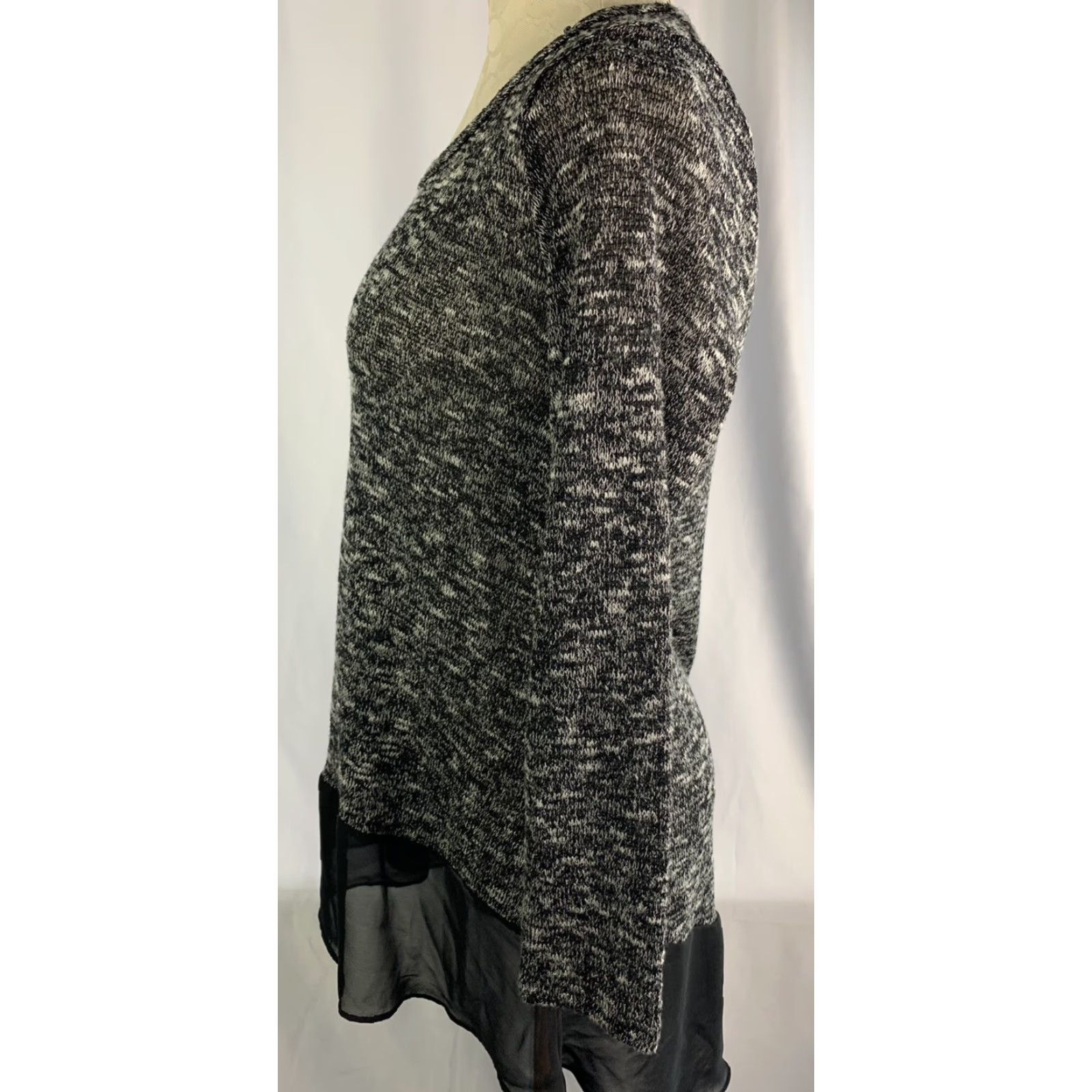 Vintage VINTAGE Small Charming Charlie Black Marled Knit Flounce Hem Women's Lightweight Sweater Size S / US 4 / IT 40 - 5 Thumbnail