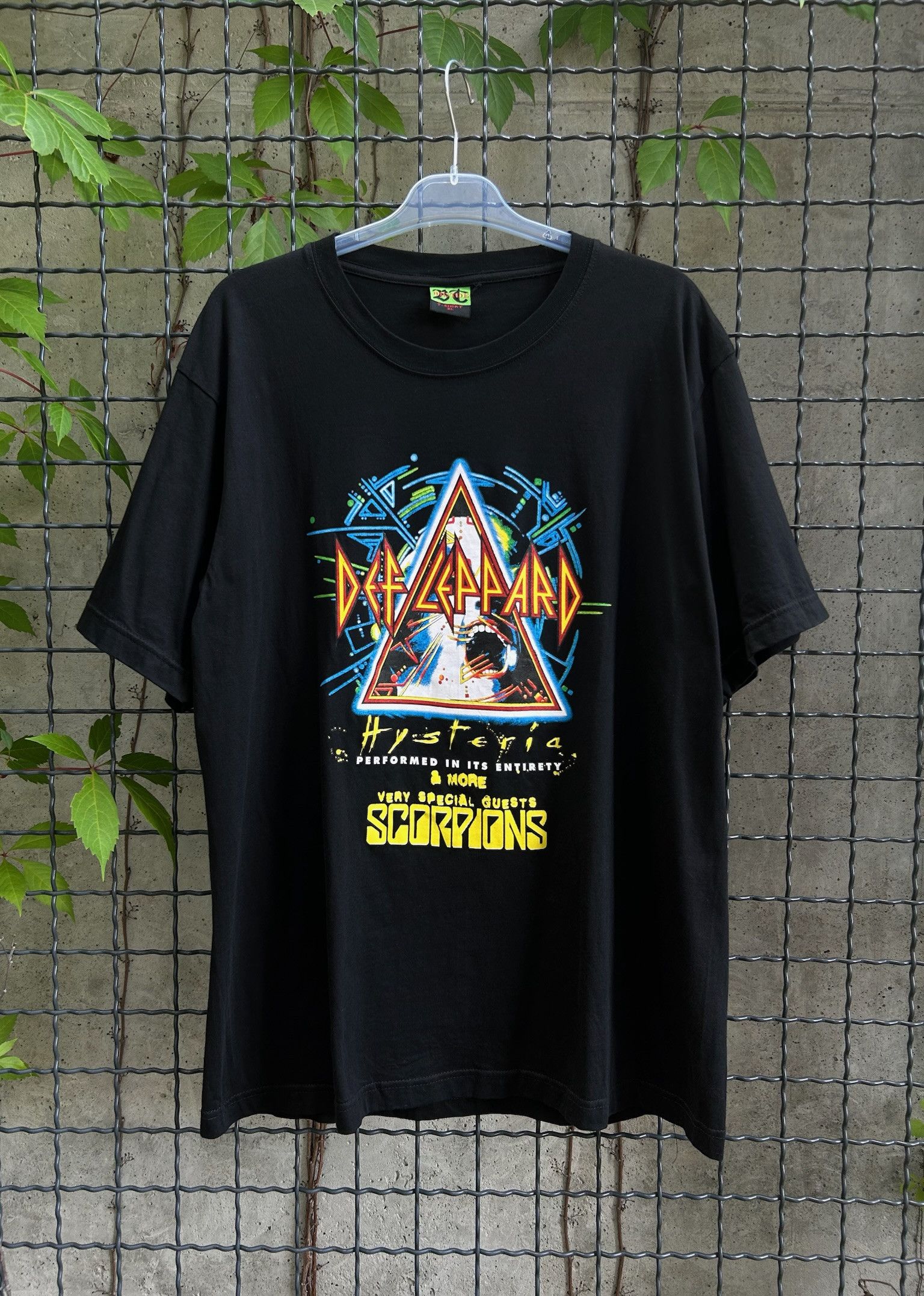 Band Tees Vintage 2018 Def Leppard Scorpions T-shirt Size US XL / EU 56 / 4 - 1 Thumbnail