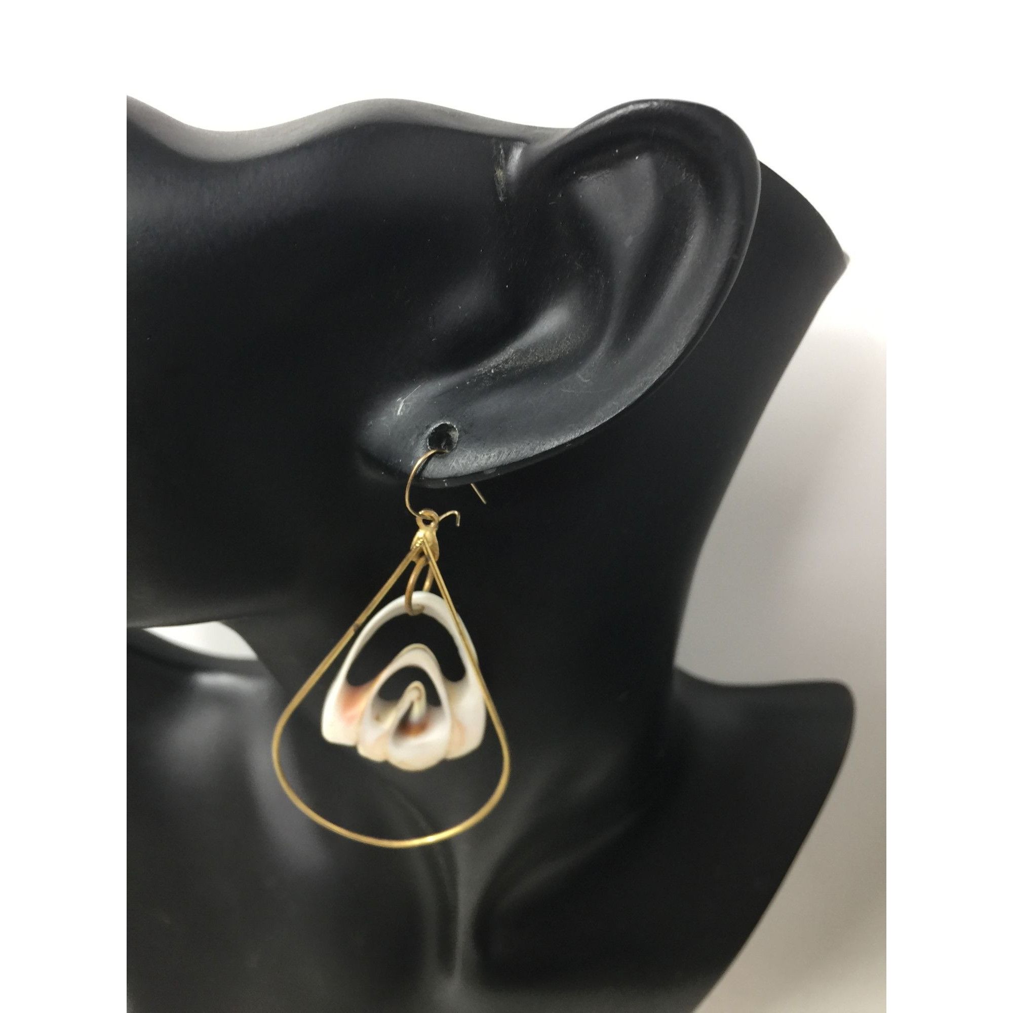 Other Women's Oval Shaped Gold Tone Sea Shell Dangle Earrings Size ONE SIZE - 5 Thumbnail