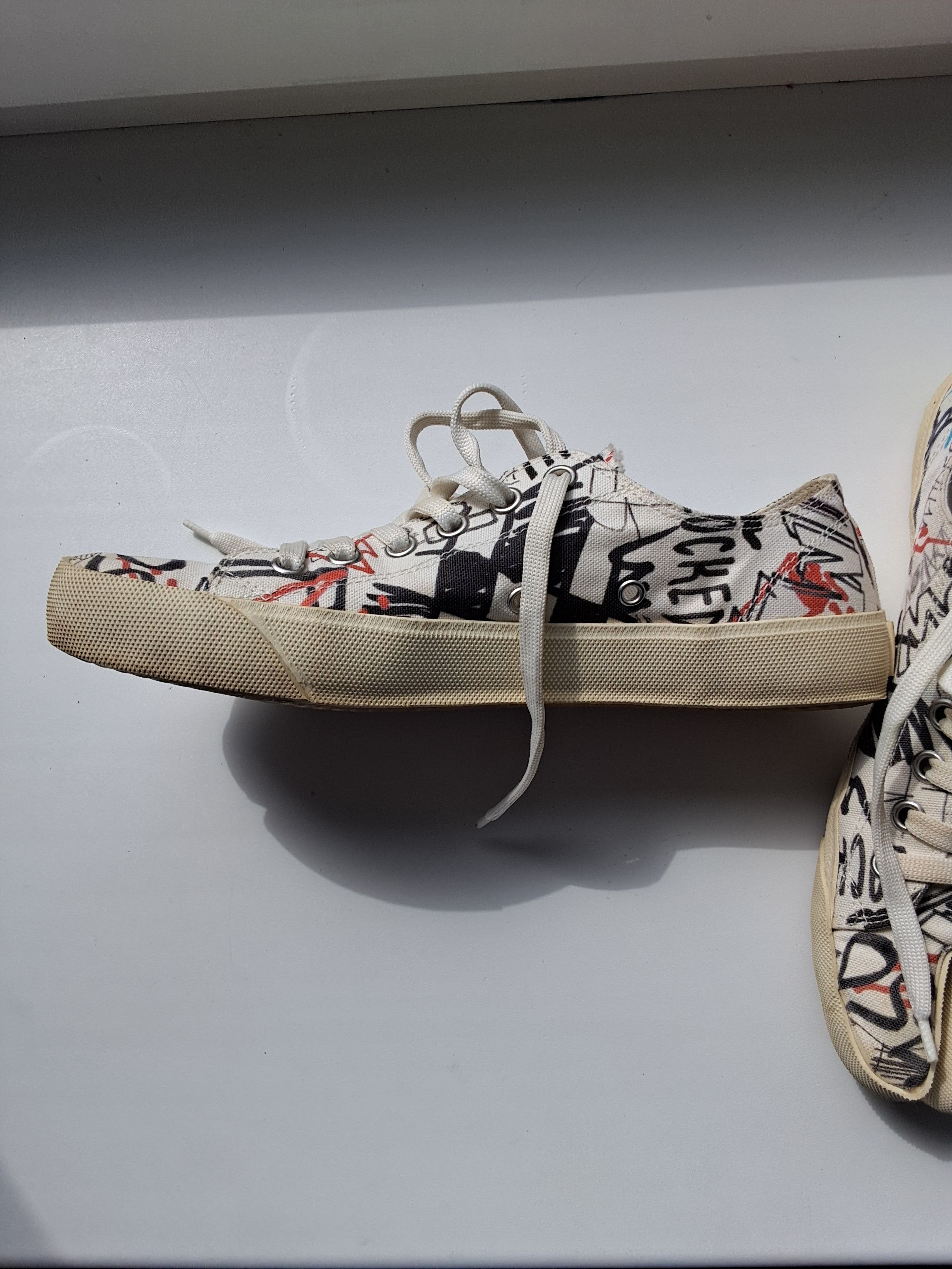 Maison Margiela Maison MargielaLow Top Sneakers«Graffiti Print»Rare Archives Size US 9 / EU 42 - 2 Thumbnail