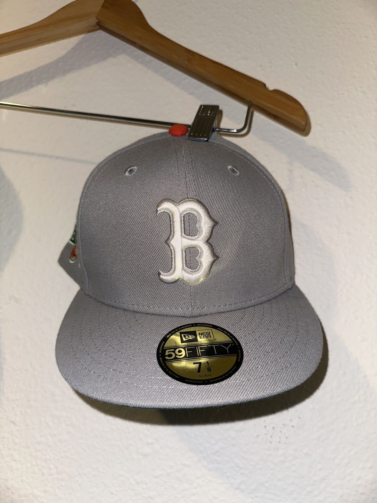 New Era 71/8 Boston Red Sox Bugs Bunny Fitted Hat Size ONE SIZE - 1 Thumbnail