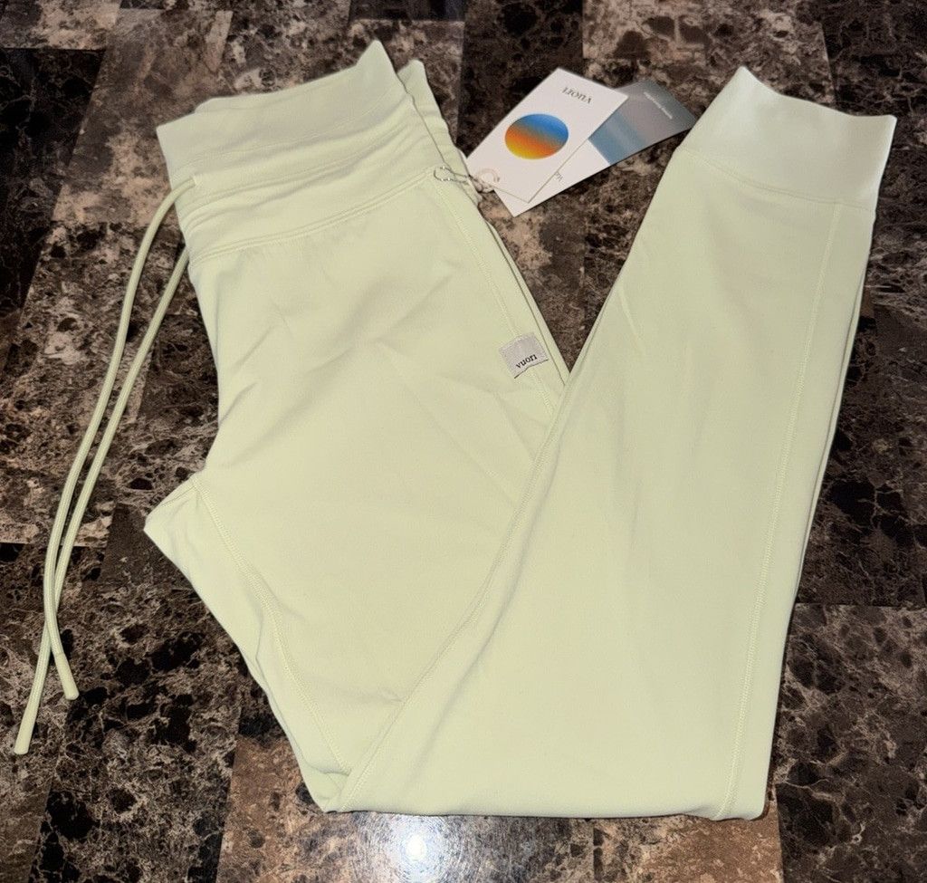 Vuori VUORI DAILY FORM LEGGING 25” LEMONGRASS COLOR X-LARGE NWT Size 38" / US 16 / IT 52 - 1 Thumbnail