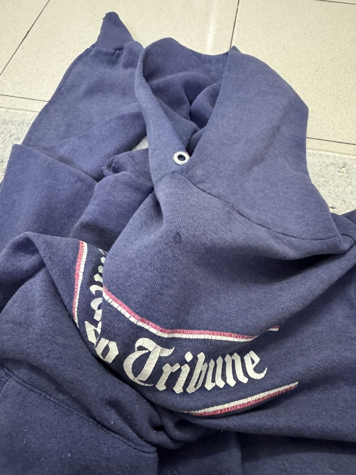 Vintage VINTAGE 1990s CHICAGO TRIBUNE HOODIE Size US M / EU 48-50 / 2 - 10 Thumbnail