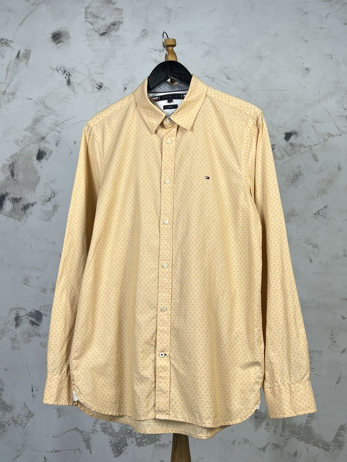 Tommy Hilfiger Vintage Tommy Hilfiger Patterned Button Up Shirt Size L Size US L / EU 52-54 / 3 - 1 Thumbnail