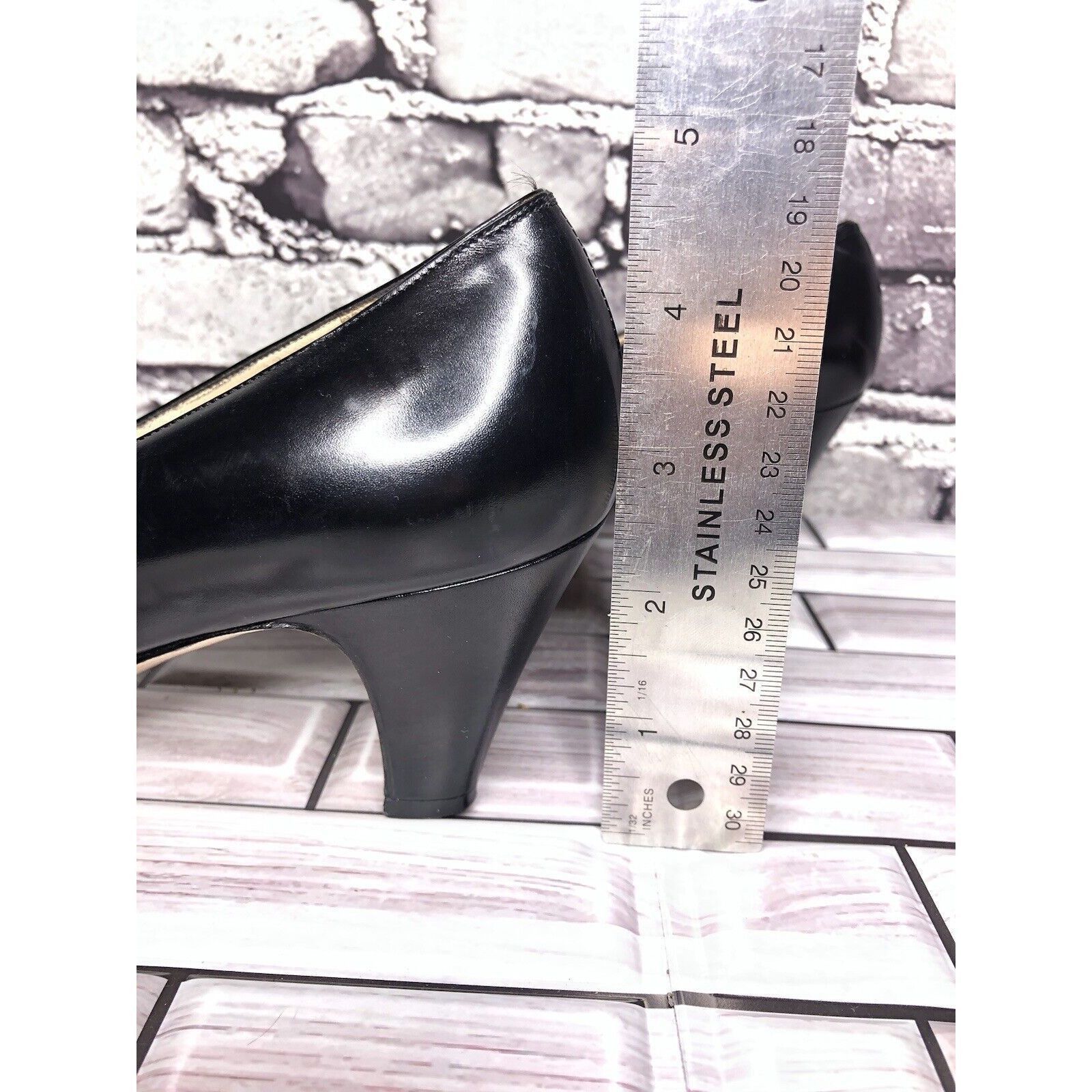 Salvatore Ferragamo Salvatore Ferragamo Black Leather Pointed Toe Pump Heels Wom Size US 7.5 / IT 37.5 - 20 Thumbnail