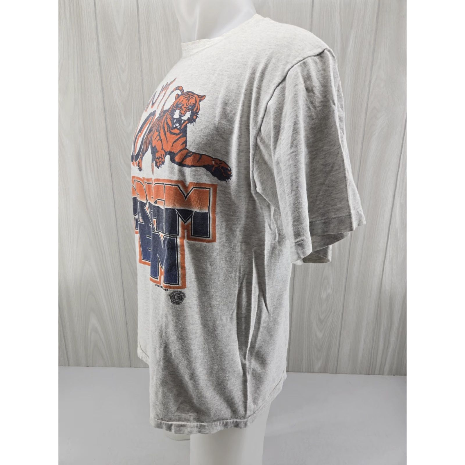 Vintage VINTAGE AGED MR Tees 1995 Auburn Football Tee Large Gray Cotton T-Shirt Men Short Sleeve Vintage Football 90s College DBL Sided Single-Stitch Size US L / EU 52-54 / 3 - 5 Thumbnail