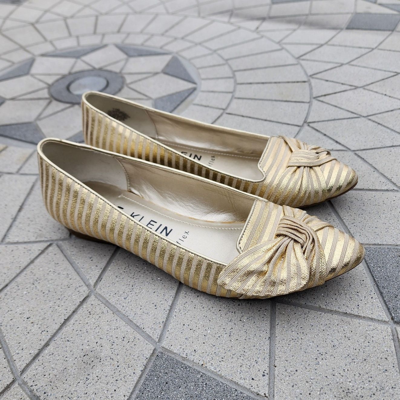 Anne Klein Anne Klein iFlex Breezey Striped Bow Gold Pumps 7.5 Size US 7.5 / IT 37.5 - 11 Thumbnail