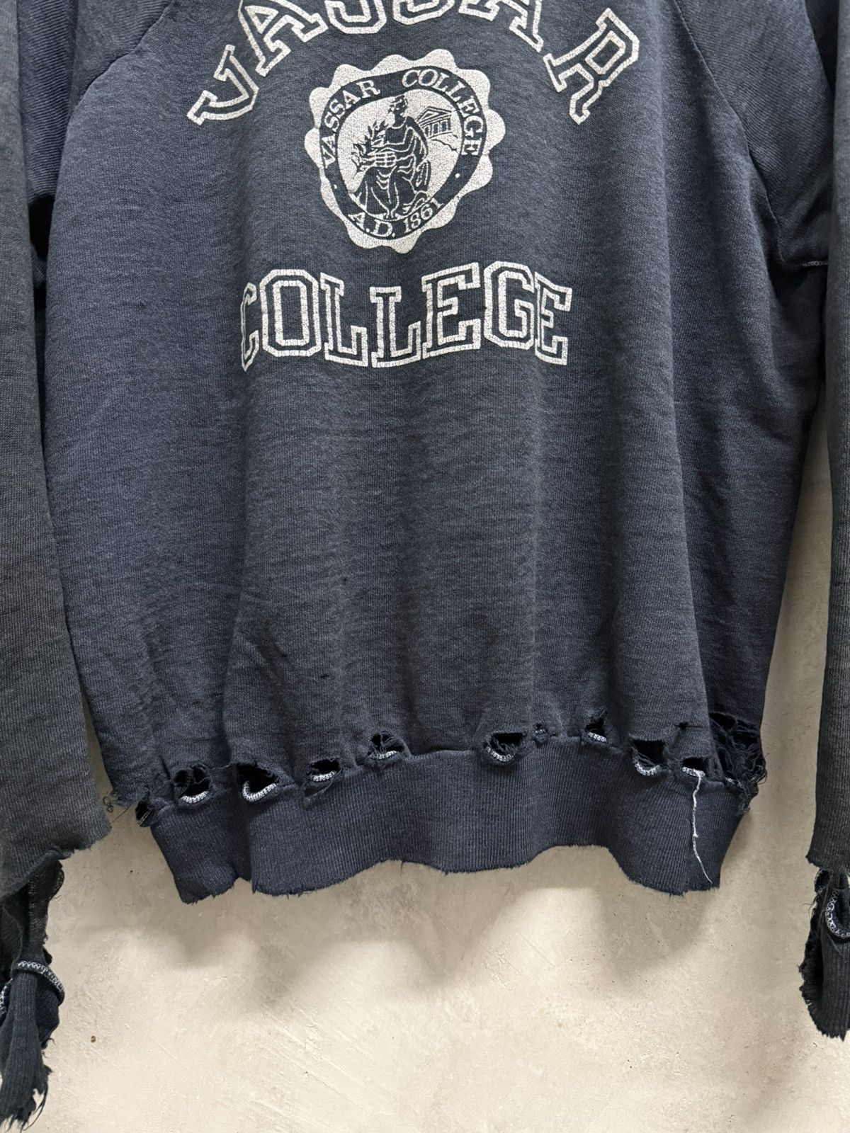 Vintage Vintage 80s Distressed Vassar College Thrashed Sweatshirt Size US M / EU 48-50 / 2 - 4 Thumbnail