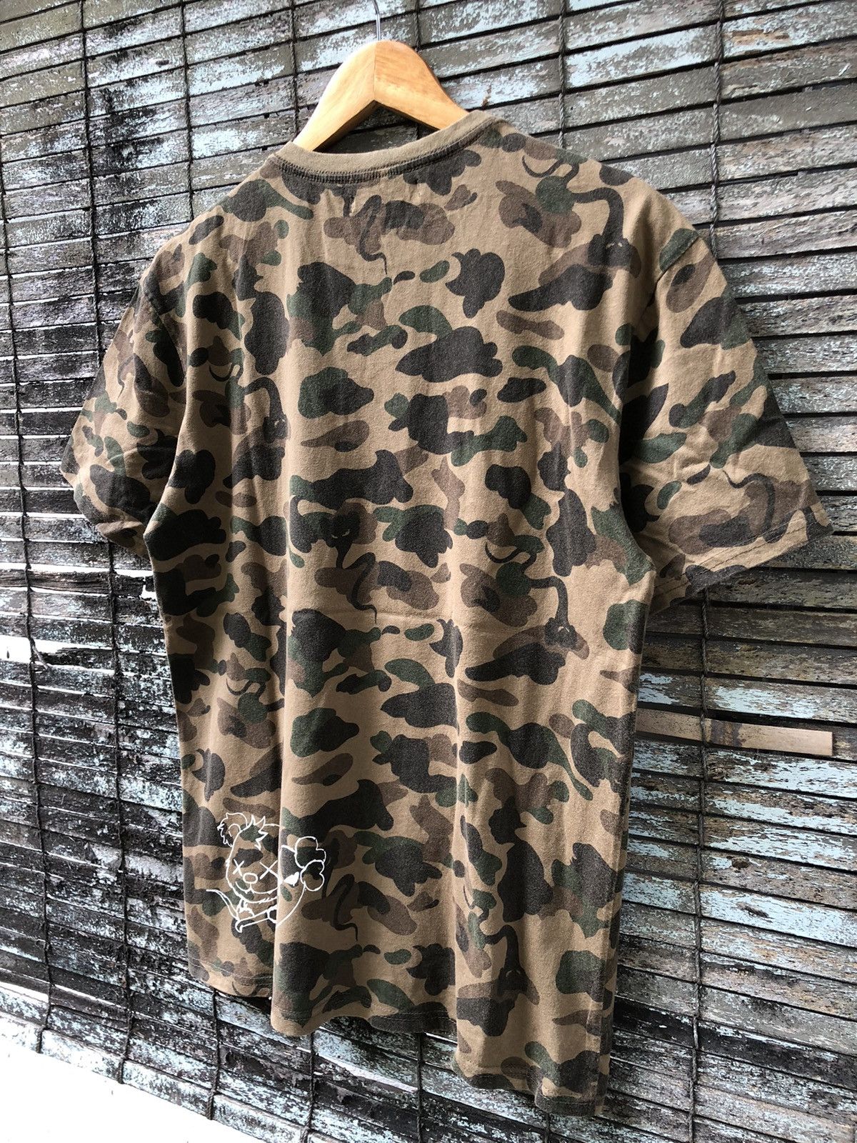 Japanese Brand RARE Vintage Japanese Brands Kaws Camo Tshirt Size US L / EU 52-54 / 3 - 11 Thumbnail